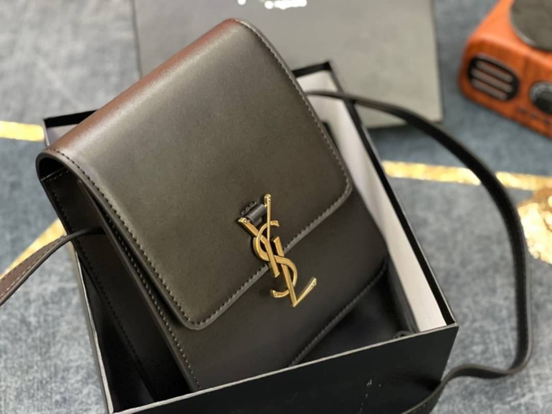 หนังแท้ YSL Yves Saint Laurent small leather shoulder bag กระเป๋าสะพายทรงเหลี่ยมแนวตั้งดีไซน์สวยหรูอยู่ทรงมีโลโก้แบรนด์ด้านหน้า อะไหล่ทองสวยหรู ภายในโล่งกว้าง สายสะพายหนังยาวปรับระดับได้ Rare items เด็ดๆแบบนี้ห้ามพลาด!