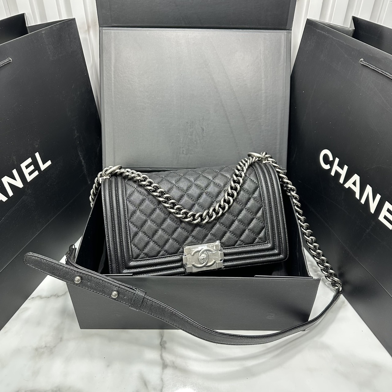 ORI หนังแท้ | CHANEL Boy 25cm shoulder bag กระเป๋าสะพายรุ่นยอดนิยม หรูหราระดับตำนาน สวยงามเหนือกาลเวลา