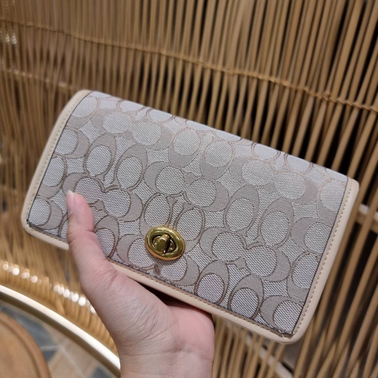 COACH C3824 FOLDOVER CROSSBODY CLUTCH IN SIGNATURE JACQUARD คลัทช์เก๋ๆที่สาวๆตามหา 2IN1 ไปอีกหนึ่ง!! กระเป๋าสะพายทรงคลัชท์ ใช้งานได้ถึง 2 แบบ จะพกเดี่ยวๆแทนกระเป๋าสตางค์ หรือคล้องสายสะพายข้าง สะพายชิคๆคูลๆ ก็ได้อีก มันดีงามมากทุกสี เพราะความละมุนของผ้า ja