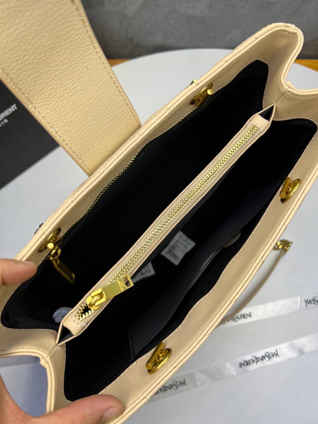 หนังแท้ Saint Laurent YSL Monogram Shopping Large Tote Bag กระเป๋าทรงช้อปปิ้งใบใหญ่ จุของได้เยอะ ภายในแบ่ง 2 ช่อง พร้อมซิปช่องกลาง ภาพสินค้าถ่ายจากงานขายจริง ใช้งานต่างประเทศได้