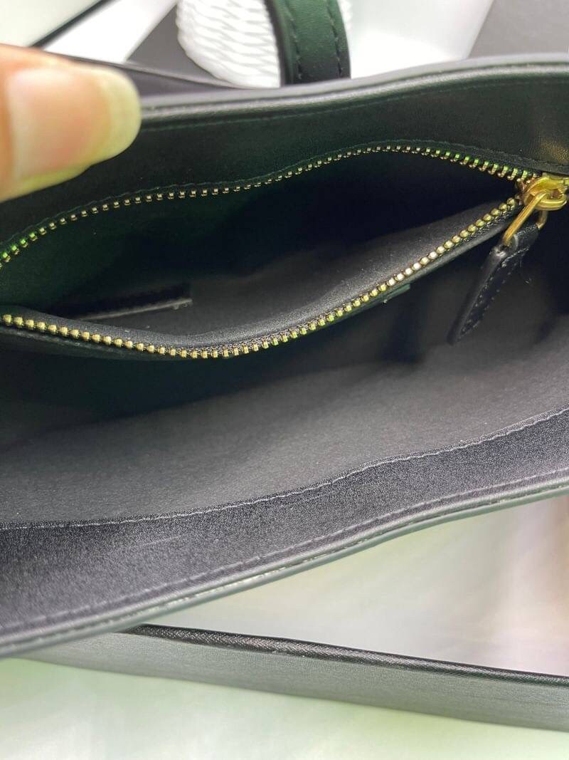 3สี VIP GIFT 】หนังแท้ Saint Laurent Le 5 à 7 Leather Hobo Bag รุ่นยอดนิยม รุ่นหายาก รุ่นที่สาวๆตามหา ใบนี้เลย!! สวยหรู กระเป๋าสะพายไหล่ ดีไซน์อยู่ทรง คลาสสิคแฝงความหรูด้วยโลโก้สีทองอร่ามโดดเด่น วัสดุหนังเรียบ สาวๆที่รออยู่ต้องรีบจัด รีบมีเป็นของตัวเองกันน