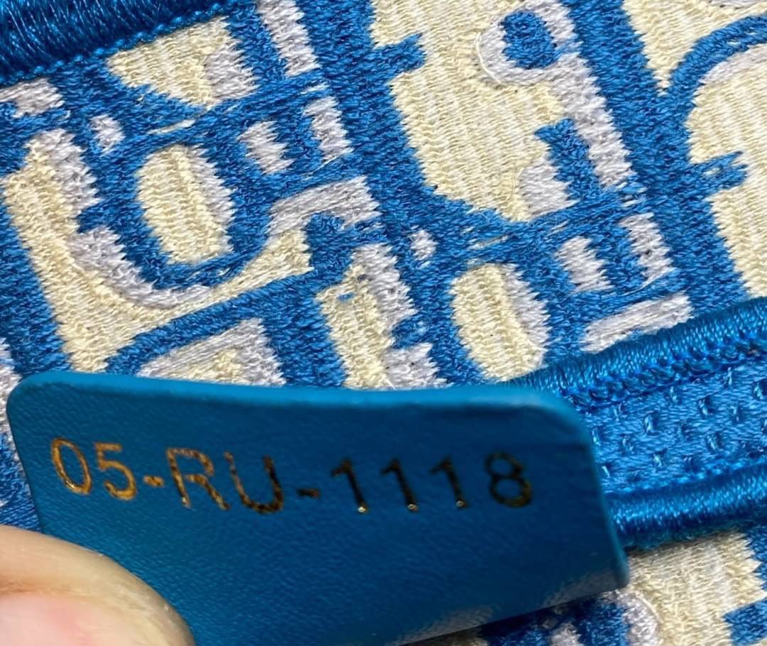 หนังแท้ DIOR SADDLE BAG Toile de Jouy Embroidery กระเป๋ารุ่นยอดนิยมตามแบบฉบับแบรนด์ พร้อมส่งที่ไทย เกรดออริจินอลหนังแท้ ภาพสินค้าถ่ายจากงานขายจริง ใช้งานต่างประเทศได้ค่ะ