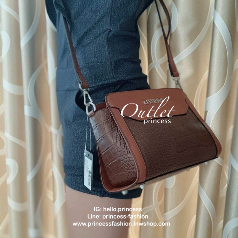Guess Trylee Cross Body Bag รีออเดอร์รุ่นขายดี!! กับกระเป๋าทรง crossbody ใบนี้ ขนาดกำลังดี ใส่กระเป๋าสตางค์ทรงยาวพร้อมกับมินิไอแพคได้ เปิดปิดด้วยซิปเดียวด้านบน ภายในบุผ้าลาย signature ของ guess มาพร้อมสายสะพายยาว106cmปรับระดับได้ถึง 5 ระดับสามารถถอดสายได้