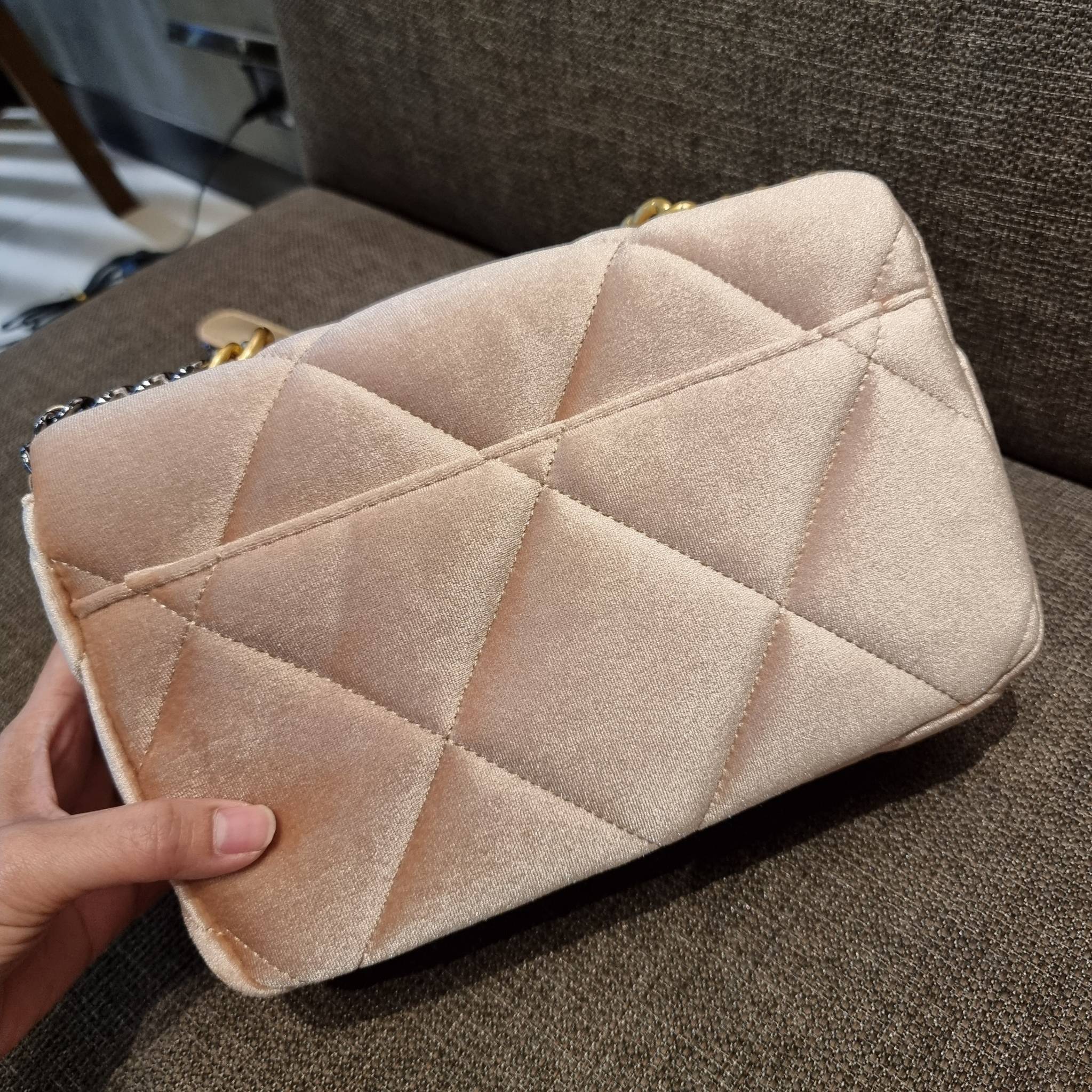 ไม่มองไม่เหลียวไม่ได้แล้ว!! ความหรูที่โดดเด่นจากผ้ากำมะหยี่ สร้างดีเทลผู้ดี ลูกคุณมากๆ Chanel vip boutique กระเป๋าสะพายจาก duty free ในราคาสุดประหยัด!! ดีไซน์เลิศ ตกแต่งด้วยโซ่ทูโทน ลงตัวแบบไม่มีที่ติ เปิด-ปิดด้วยตัวบิดล็อค ภายในโล่งกว้าง ใส่กระเป๋าสตางค์