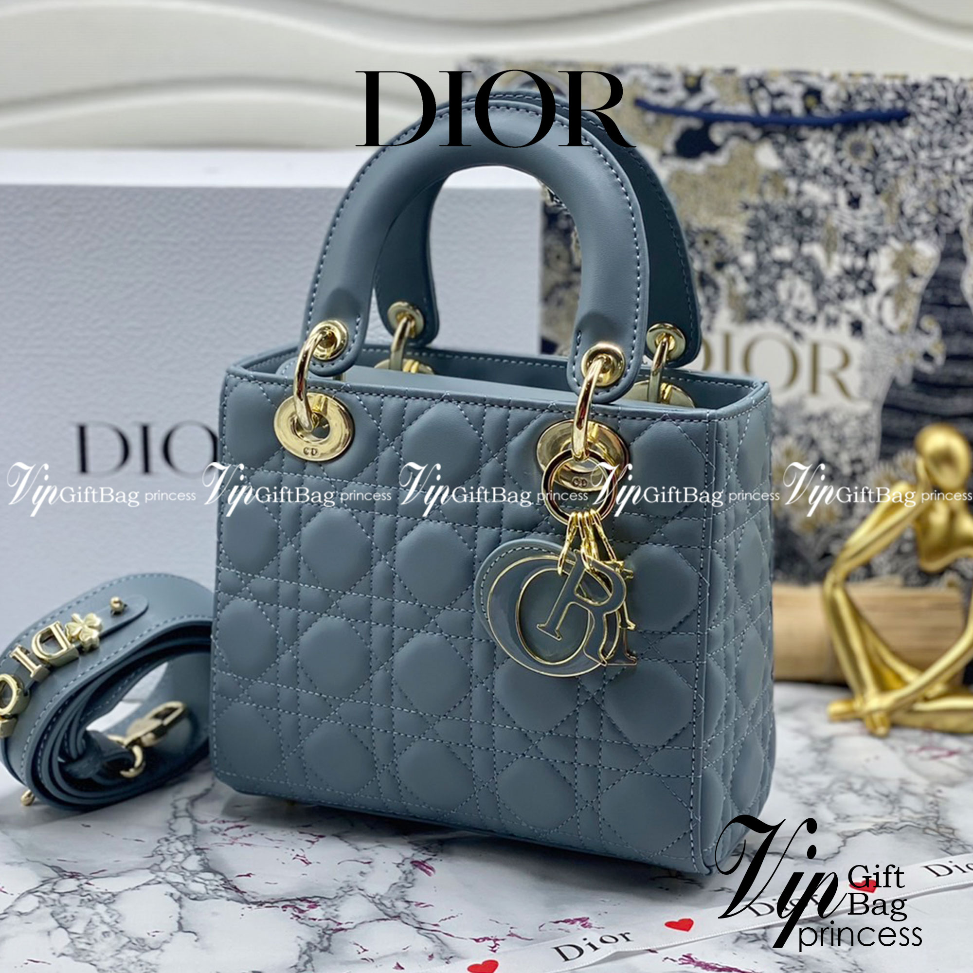หนังแท้ DIOR LADY BAG 20cm ความสง่างามอีกหนึ่งรุ่นของ Dior รูปทรงสีเหลียม ขนาดกระทัดรัด ตั้งอยู่ทรง ฐานกระเป๋าแข็งแรง มีหมุดรองฐาน ดีไซน์ที่มีเอกลักษณ์เฉพาะตัว ด้านหน้าตกแต่งด้วยตัวอักษร D.I.R ห้อยเป็นพวงกุญแจ จะถือด้วยมือหรือสะพายไหล่ก็ดูดีมากๆ ค่ะ