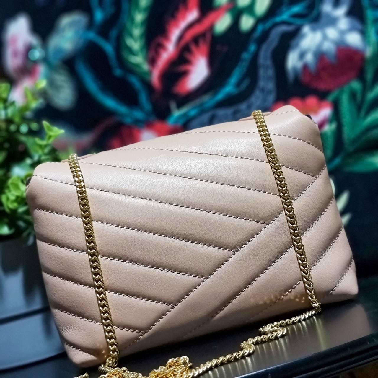 TORY BURCH KIRA CHEVRON EMBELLISHED LOGO MINI BAG ตามคำเรียกร้องจ้า!! ไซส์มินิ สะดวกใช้ พกพาง่าย สไตล์คุณหนู!! กระเป๋าสะพายข้าง ดีไซน์ทรงคลาสสิค โดดเด่นด้วยโลโก้ดีไซน์ประดับเม็ดสี เพิ่มมูลค่าและดึงดูดสายตามากขึ้น วัสดุหนังแกะ สัมผัสนิ่มมือ เปิด-ปิดด้วยกระ