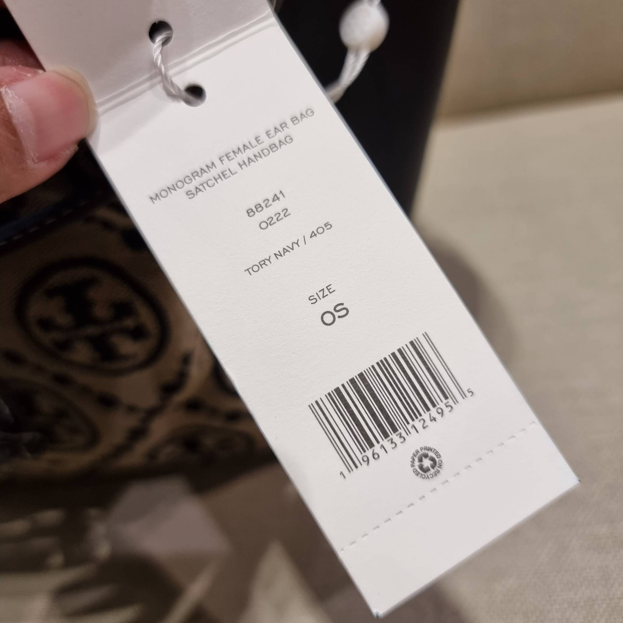 TORY BURCH MCGRAW DRAGONFLY IN MONOGRAM JACQUARD / Tory burch bucket สวยก่อนใคร ไม่ต้องพรีฯ กับกระเป๋าลายโมโนแกรมยอดฮิต ที่มาในรูปทรงดีไซน์ใหญ่ สวยเก๋ ไม่เหมือนใคร ไม่มีซ้ำ!! ใช้งานได้สะดวกด้วยหูจับในตัว และสายสะพายข้างเอามาปรับใช้สะพายได้ตามชอบ ด้านหน้าต