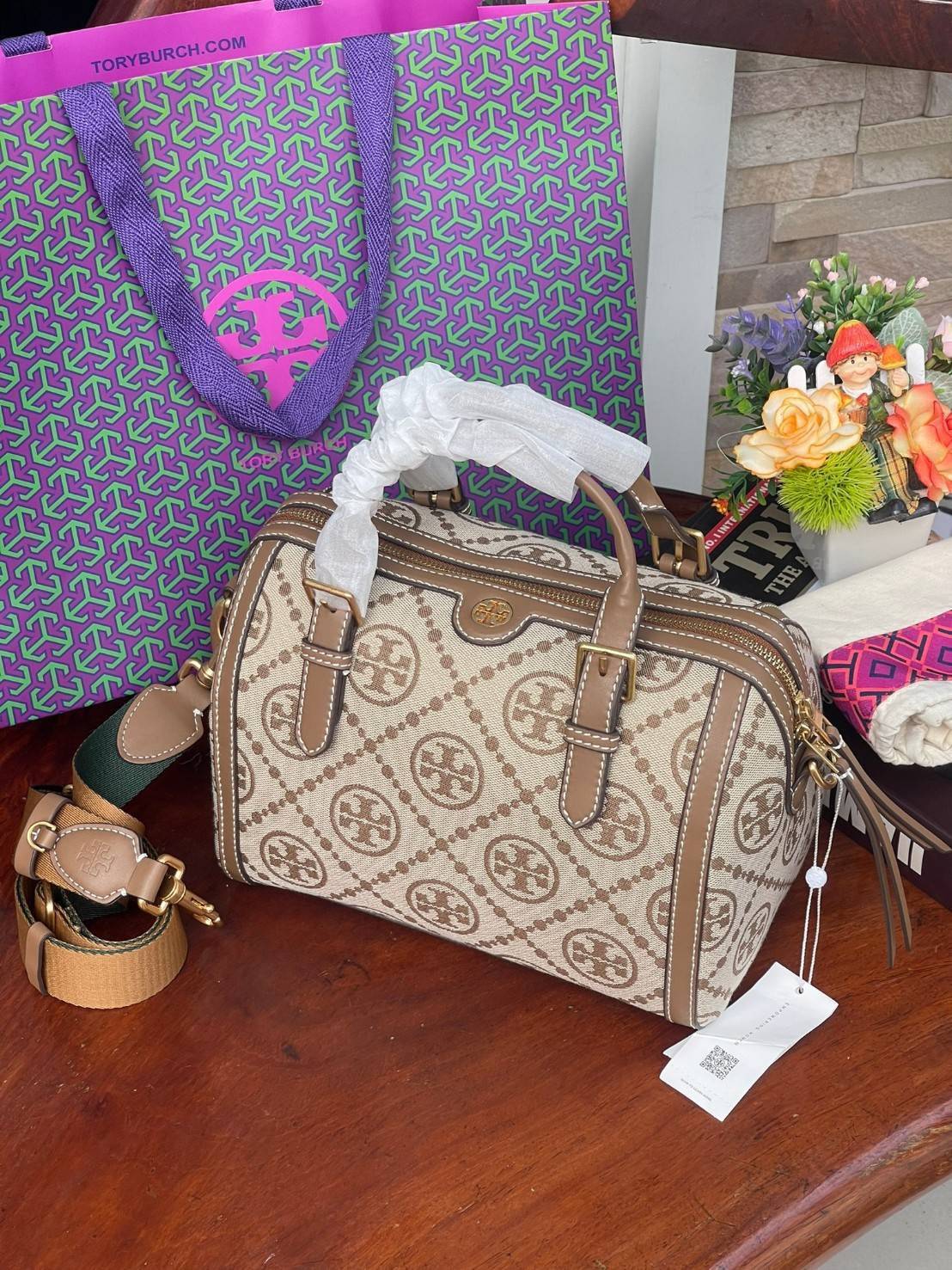 Large: Tory burch T Monograme Jacquaed Duffle เป็นทรงกระเป๋าที่มีความฮอตฮิตตลอดกาล ด้วยรูปทรงคลาสสิคและเหมาะใช้งานเข้ากับทุกสถานการณ์ ไม่ว่าจะเป็นกระเป๋าสะพายไหล่ เพิ่มความคล่องตัวและเข้าได้กับทุกลุค ไม่ว่าจะเป็นวันสบายๆ หรือวันที่ต้องออกไปทำกิจกรรมลุยๆ ห