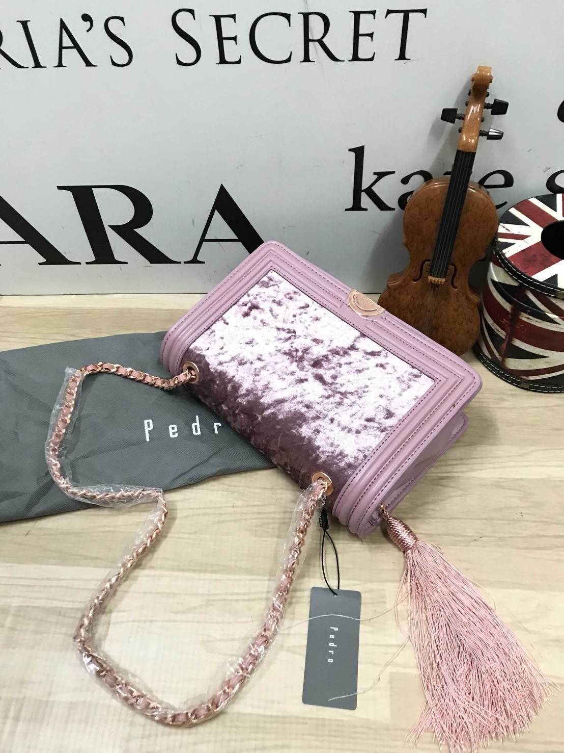 Pedro Velvet Tassel shoulder Bag รุ่นใหม่ชนช้อป!! จากแบรนด์ในเครือ charles&keith กระเป๋าสะพายข้างทรงกล่อง ตั้งอยู่ทรง สายสะพายโซ่ร้อยหนัง อะไหล่ทองทั้งใบ ด้านข้างประดับพู่สุดหรูสามารถสะพายได้ทั้งสายเดี่ยวและสายคู่ ภายในมีช่องซิปแยก สามารถใส่กระเป๋าสตางค์ท