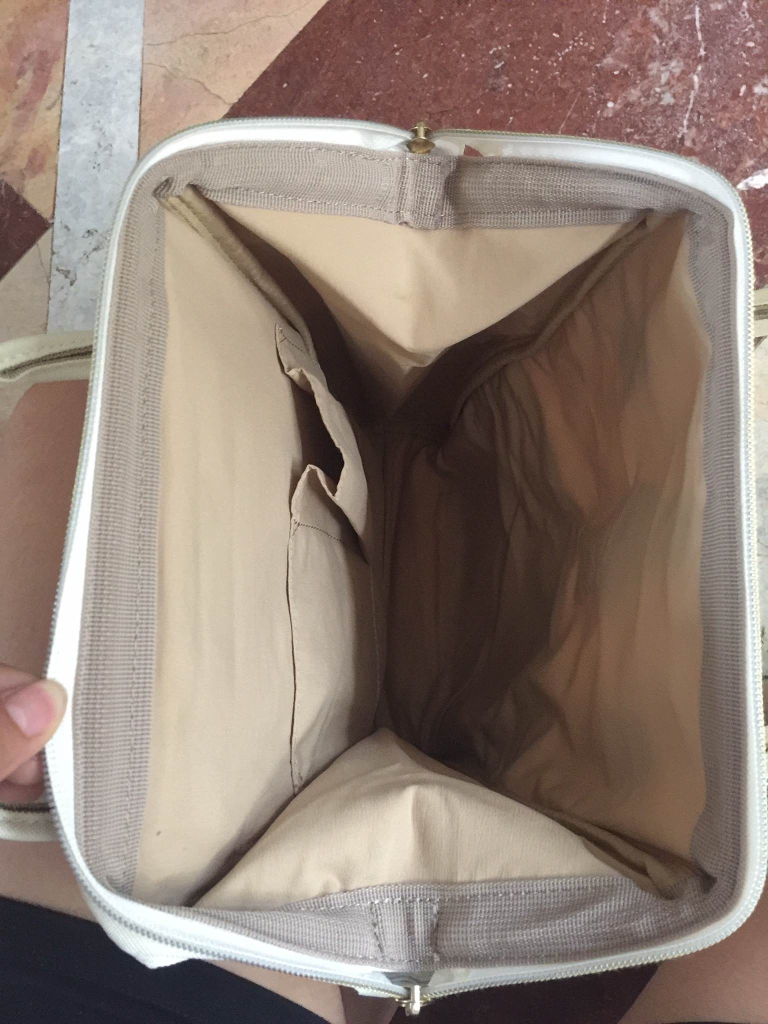 รุ่นขายดีค่า Sun earth & U รุ่นหมี Benjamin รุ่น Classic (Canvas ใบใหญ่) by anello Anello อัพเดทเทรนด์กระเป๋าที่กำลังมาแรงในตอนนี้ หลังจากที่หลายคนกำลังนิยมใช้กระเป๋าสุดฮิต อย่าง Anello จากประเทศญี่ปุ่นตอนนี้ทางแบรนด์ได้เพิ่มคอลเลคชั่นใหม่ขึ้นชื่อว่า Sun 