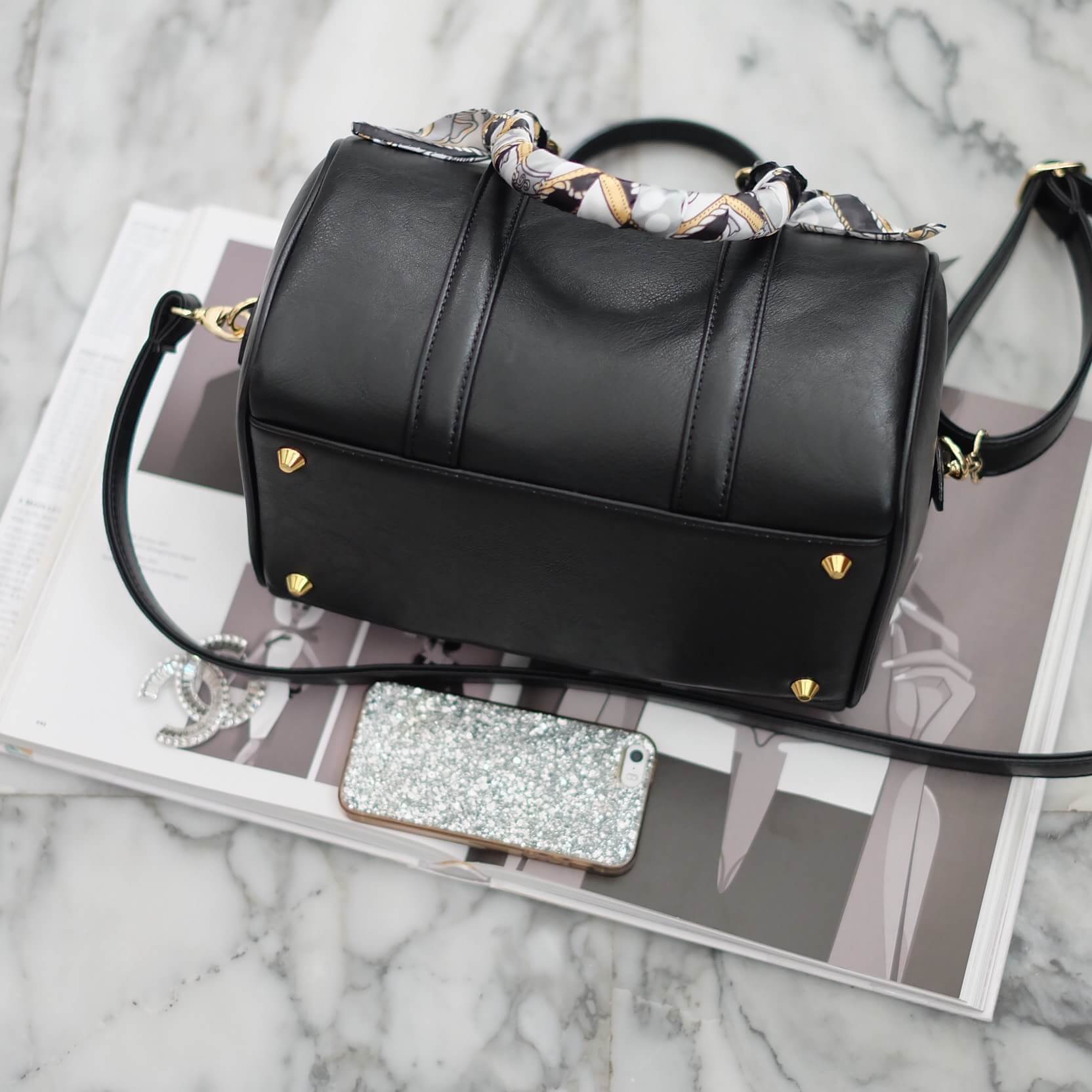 รุ่นใหม่ล่าสุด ขนาด มินิ หนังแกะสวยมากคะ สีเข้าใหม่ >> สี classy black รุ่น KEEP sheep leather Pillow bag สวย น่ารัก ขนาดตอบทุกโจทย์การใช้งาน เห็นแล้ว #หลงรักเลยคะ ตัวกระเป๋าขนาดกำลังดี จุของคุ้ม หนังแกะ สวยมาก ดูแลรักษาง่าย ประดับด้วยผ้าพันหูกระเป๋