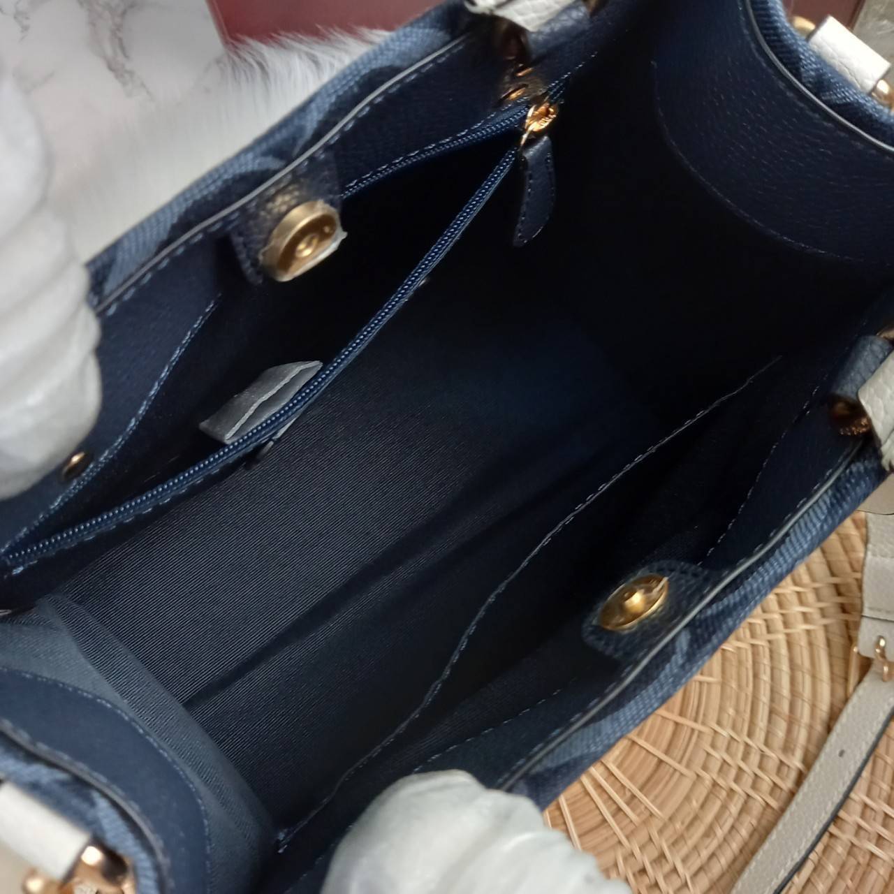 OUTLET 】COACH DEMPSEY TOTE 22 IN SIGNATURE JACQUARD WITH COACH PATCH (C5638) ฮิตมาก พลาดไม่ได้เชียว 🤩ตอกย้ำความแรง กับทรงTOTE ยอดฮิต เวลานี้ ยกให้เลย//กระเป๋าถือ หรือสะพาย มีสายยาว ถอดและ //วัสดุ jacquard ทอลาย signature เก็บดีเทลหนังแท้ ใบนี้สวยค