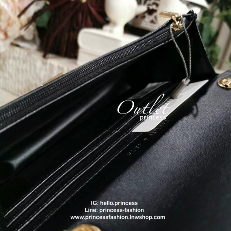 CHARLES & KIETH MINI CLUTCH BAG กระเป๋าสะพายทรงคลัชรุ่นยอดนิยมดีไซน์คลาสสิควัสดุหนังนิ่มลายตารางสวยอยู่ทรงขนาดมินิสไตล์ Chanel เปิดปิดด้วยตัวล๊อคแบบบิดอะไหล่ทอง ด้านหลังประดับโลโก้แบรนด์สวยดูดี มาพร้อมสายสะพายโซ่ร้อยหนัง Crossbody ได้สามารถซ้อนสายสะพายไหล