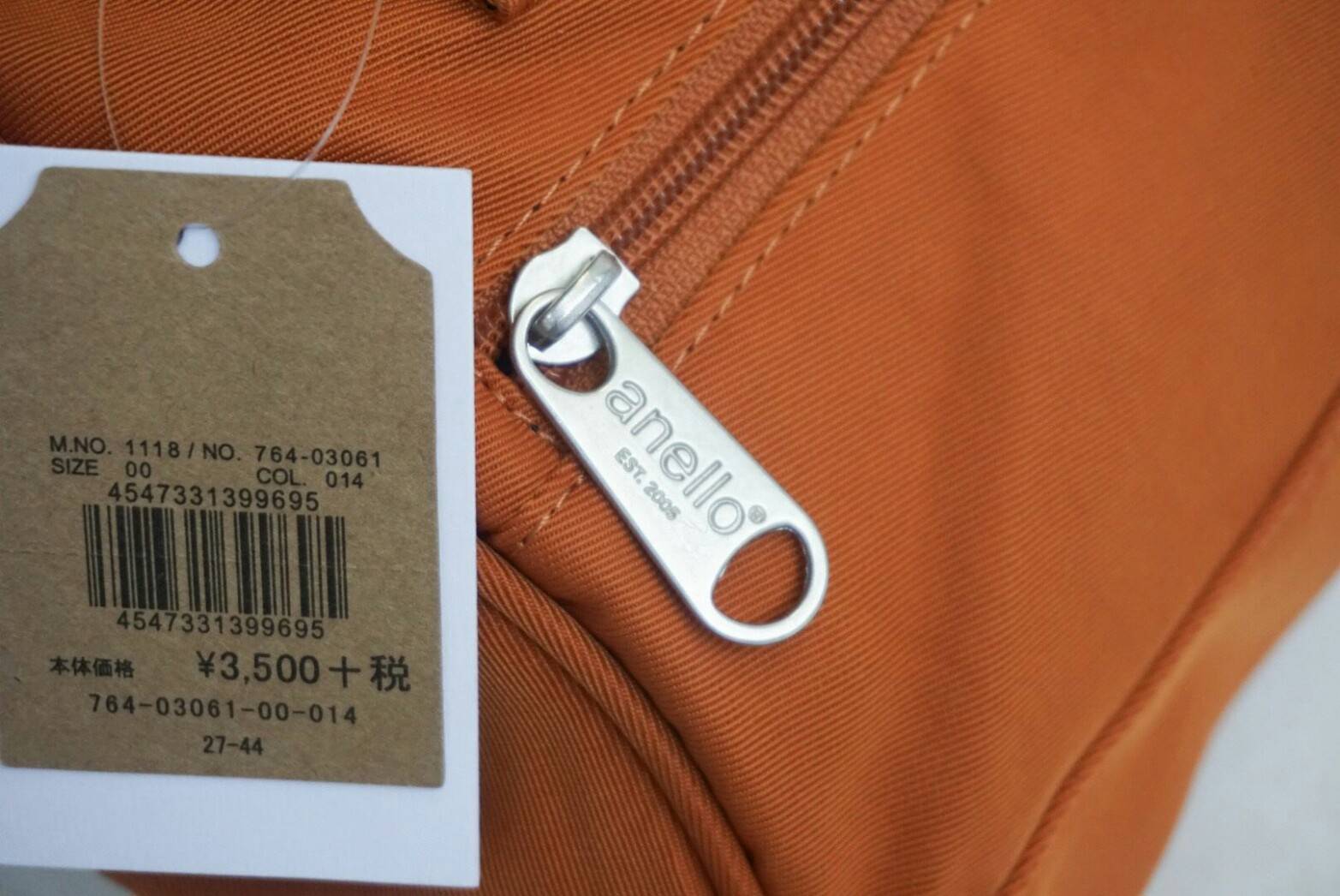 ANELLO Polyester Twill Mini Shoulder Bag AT-H1371 แบรนด์ฮิตติดลมบนในขณะนี้ กับคอลเลคชั่นใหม่เป็นรุ่นทรง Shoulder bag กระเป๋าสะพายในนี้ทำจากผ้า Polyester twill ที่มีความคงทนและมีสีสดใส กระเป๋าที่ดูจะใบเล็กๆใบนี้ สามารถบรรจุขวดน้ำ 500ml และกระเป๋าตังค์แบบยา