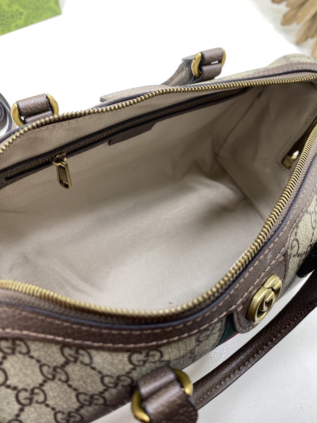GUCCI GG Ophidia medium top handle bag กระเป๋าถือทรงหมอนสวยคลาสสิค ดีไซน์แถบคาดโดดเด่น สวย หรู หูจับในตัวใช้สะดวก เปิด-ปิดกระเป๋าด้วยซิป ภายในโล่งกว้าง