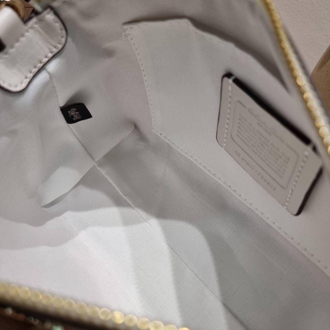 COACH F58321 TOP HANDLE POUCH คอลเลคชั่นสุดฮิต กับดีไซน์ใหม่ น่ารักน่าใช้ทุกแบบ กระเป๋าพอชทรงใช้งานง่าย สะดวก กะทัดรัด วัสดุหนังแคนวาสเคลือบคุณภาพ มาพร้อมสายคล้องในตัว และสายสะพาย crossbody ปรับเปลี่ยนได้ตามสไตล์ อีกหนึ่งไอเท็มที่สาวๆต้องมี ในราคาสุดคุ้ม 