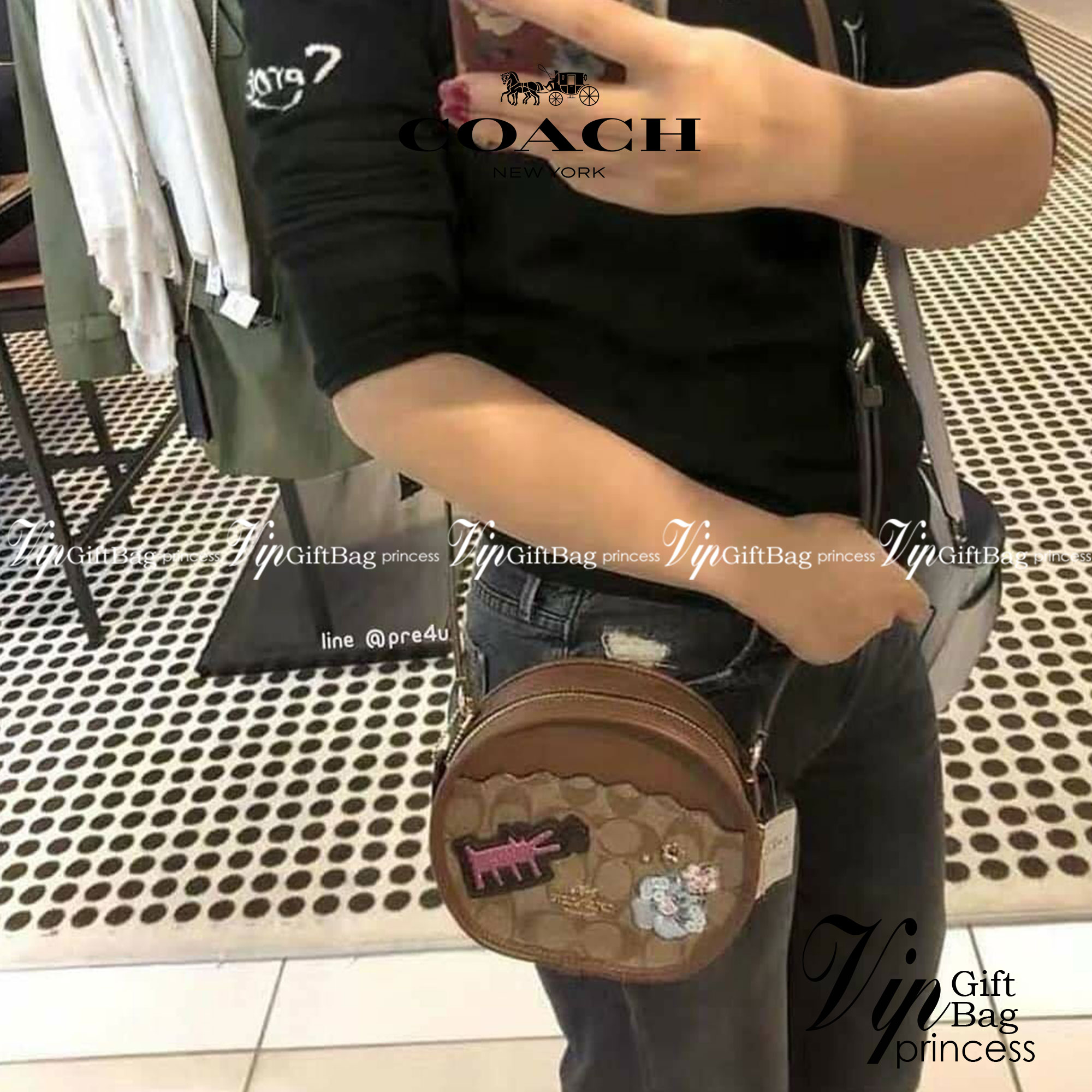 COACH KEITH HARING CANTEEN CROSSBODY IN SIGNATURE CANVAS WITH PATCHES F48730 กระเป๋าทรงกลมสุดเก๋ ไม่เหมือนใคร ตกแต่งลายให้มรความน่ารัก โดดเด่นขึ้นมา สะพายไปไหนก็สวยไม่เหมือนใคร ภายในกว้าง ใส่ของได้เยอะ กระเป๋าเปิดปิดด้วยซิป ใครย้งไม่มี รีบจับ รีบจองกันเลย