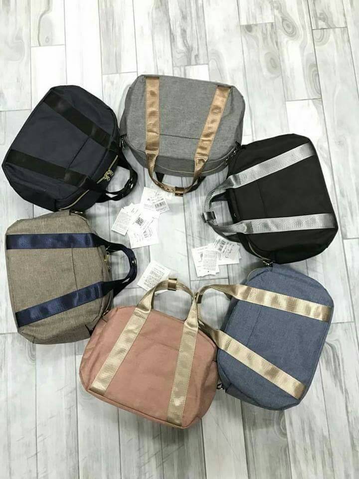 Anello Mini Boston shoulder Bag New arrival คอลเลคชั่นใหม่ล่าสุด ชน shop ค่ะ กระเป๋าถือ หรือสะพายข้าง ขนาดกำลังน่ารัก เปิดปิดด้วยซิปคู่ ภายในมี ใบลูกให้อีก 1 ใบ แยกใช้ได้ค่ะ ด้านหน้าสกรีนโลโก้แบรนด์ มีช่องทั้ง 4 ด้าน หน้าหลัง และด้านข้างใช้งานได้จริง มา พ