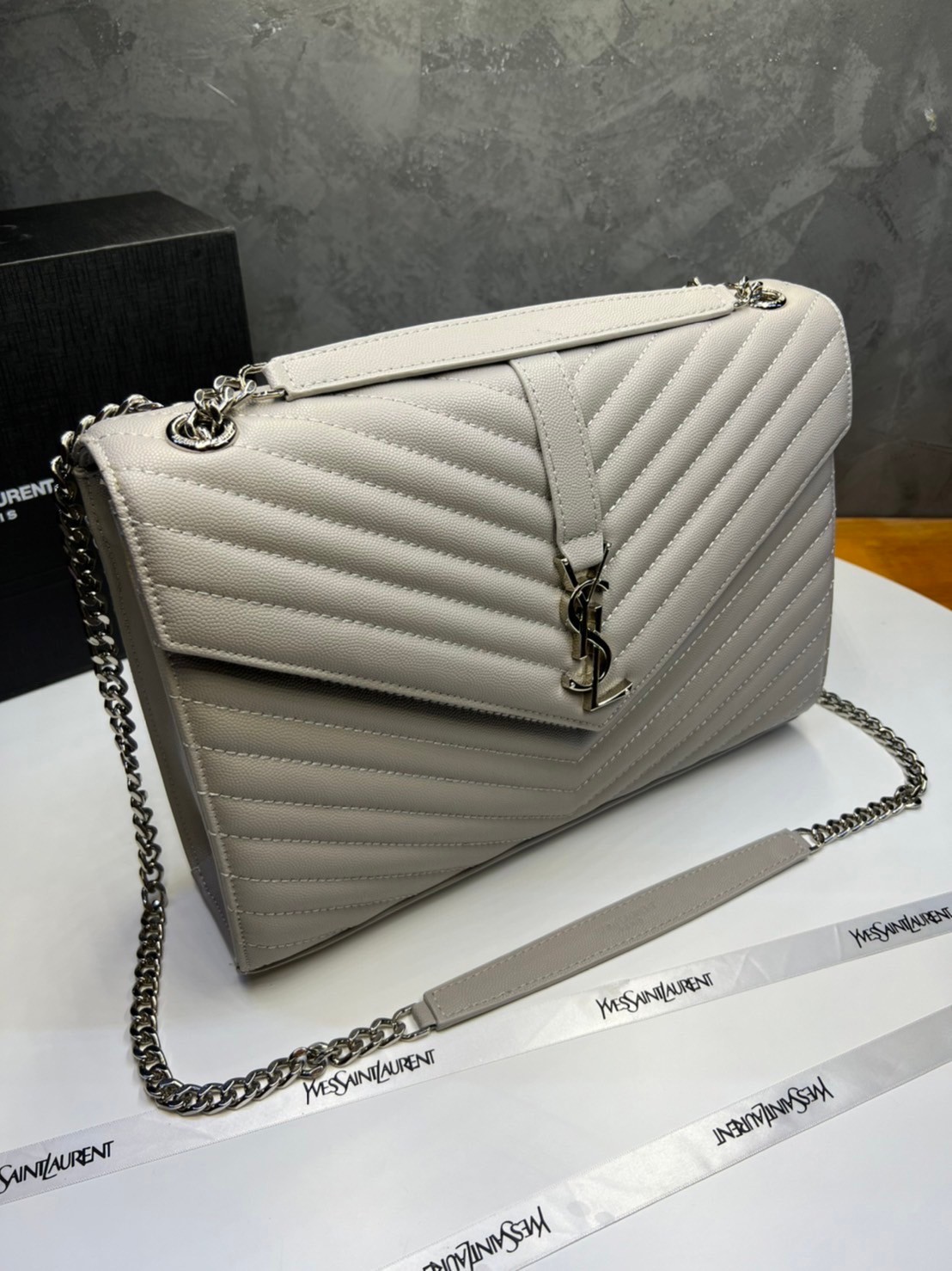 หนังแท้ YSL college large chain bag in quilted leather 30cm กระเป๋าสะพายใบใหญ่ ดีไซน์ทรงสวยหรู ตอบโจทย์ได้ทุกสไตล์ ภาพสินค้าถ่ายจากงานขายจริง ใช้งานต่างประเทศได้