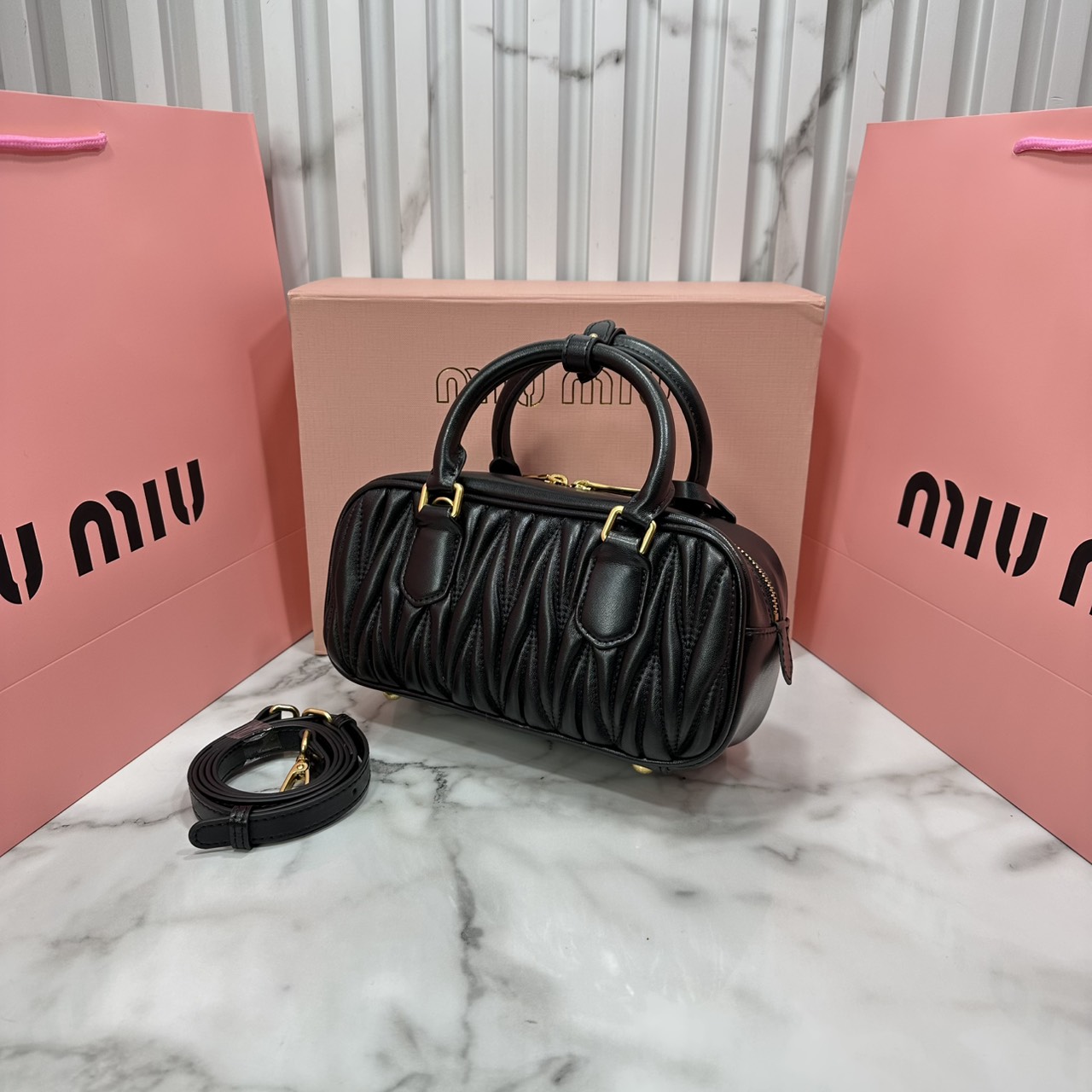 ORI หนังแท้ | MIU MIU Arcadie matelassé nappa leather bag Small 22cm กระเป๋าสะพายทรงโฮโบลุคลูกคุณหรูหราด้วยดีไซน์จับจีบนูนลวดลายสามมิติซับซ้อนเป็นเอกลักษณ์ น่ารักๆเก๋ๆ สวยดูแพง หูจับในตัวง่ายและสะดวกพกพา