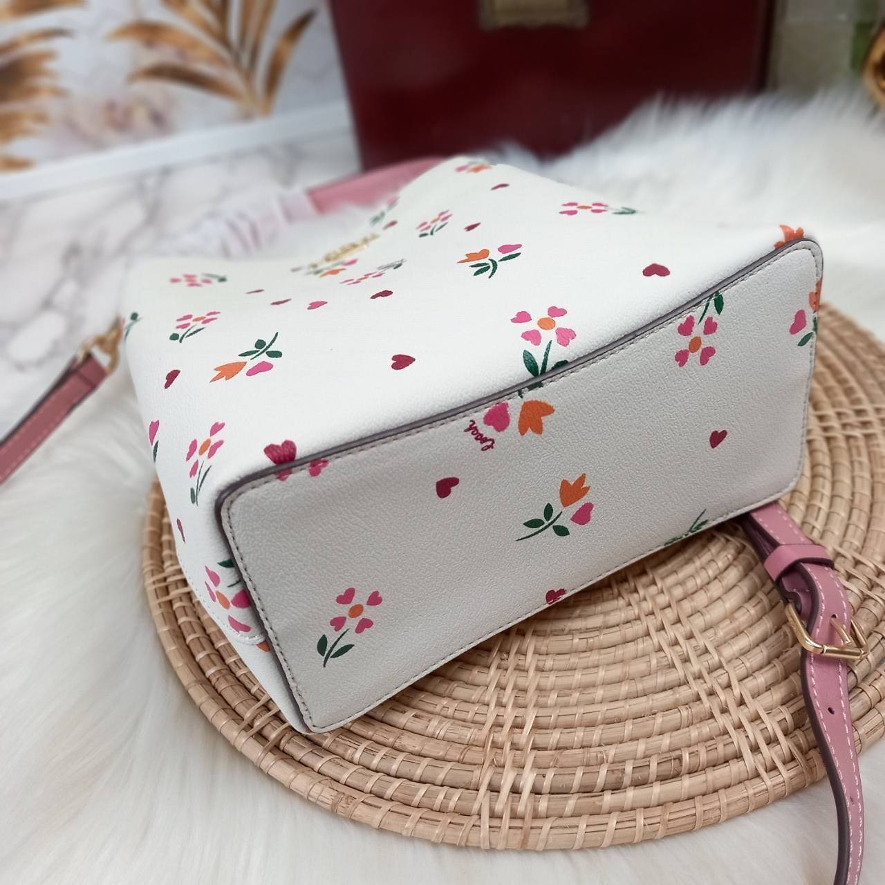 COACH SMALL TOWN BUCKET BAG WITH HEART PETAL PRINT(C7975//C7976)🌺💞กระเป๋าถือ กระเป๋าสะพาย ทรงฮิตยอดนิยมตลอดกาล>>ปริ้นลายดอกไม้รูปหัวใจมินิ น่ารักเกินเบอร์มาก🥰 ไม่ว่าจะออกมาคอลเลคชั่นไหนๆ ก็ครองใจสาวๆไปได้ทุกรุ่น/ วัสดุหนังแคน
