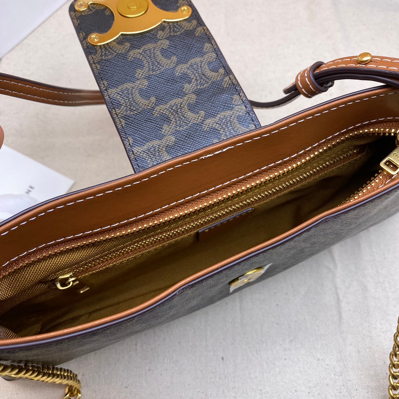 CELINE MEDIUM WILTERN BAG IN SMOOTH CALFSKIN / Celine hobo / Celine Bag พร้อมส่ง กระเป๋าถือ/สะพายโซ่อะไหล่ทองหรูหรา ทรงโฮโบ สวยผู้ดี ใช้งานง่าย โดดเด่นด้วยโลโก้สีทอง **สินค้าเกรดออริจินอล