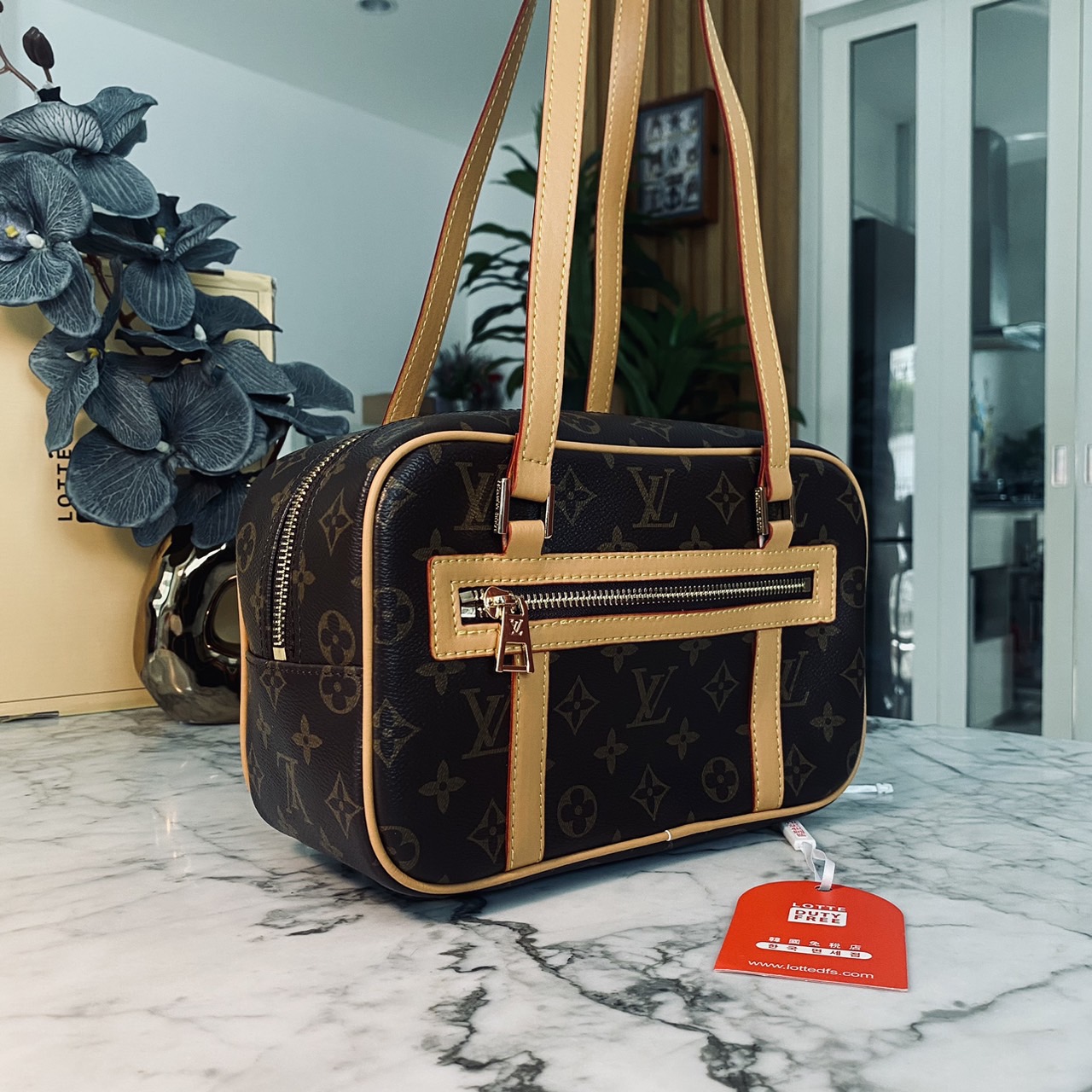 LV Cite Monogram Canvas Handbags หลงรักน้องเข้าแล้วค่า กับกระเป๋าสะพายวินเทจรุ่นยอดนิยม ทรงสะดวกใช้ ดีไซน์สุดคลาสสิค ใช้ได้ทุกวัน ใบจริงสวยน่าใช้มากๆ จัดให้ครบเซ็ท ล็อทนี้ราคาดีมาก สวยเกินราคา ตรงปก พร้อมเสิร์ฟความสวยให้ถึงบ้านไปเลยจ้า