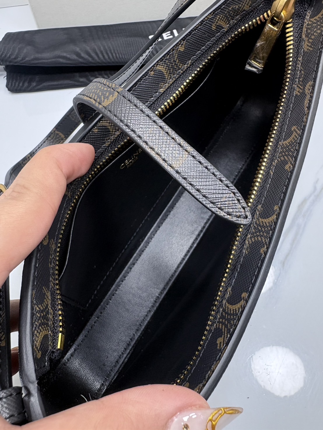 ORI หนังแท้ | CELINE TINA SHOULDER BAG IN Triomphe canvas กระเป๋าสะพายไหล่ทรงพอช ดีไซน์ใหม่ก่อนใคร เรียบง่ายหรูหราลงตัว สไตล์วินเทจลัคชูดูแพงสุดๆ ใช้งานได้หลากหลายโอกาส ขนาดกำลังดีพาพาสะดวก