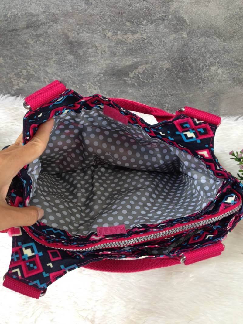 Kipling รุ่น Cicele กระเป๋าสะพายไหล่ใบใหญ่ สวยน่ารัก ตัวกระเป๋าด้านในเป็นช่องโล่งแบบปิดเปิดด้วยซิป มีช่องซิปด้านใน ด้านข้างกระเป๋า มี 2 ช่อง ปิดเปิด ด้วยเทป พร้อมที่ใส่โทรศัพท์ ปากกา และ MP 3 ในส่วนด้านใน และ ด้านข้างกระเป๋า ซ้าย-ขวา เป็นช่องขนาดเล็กสำหรั