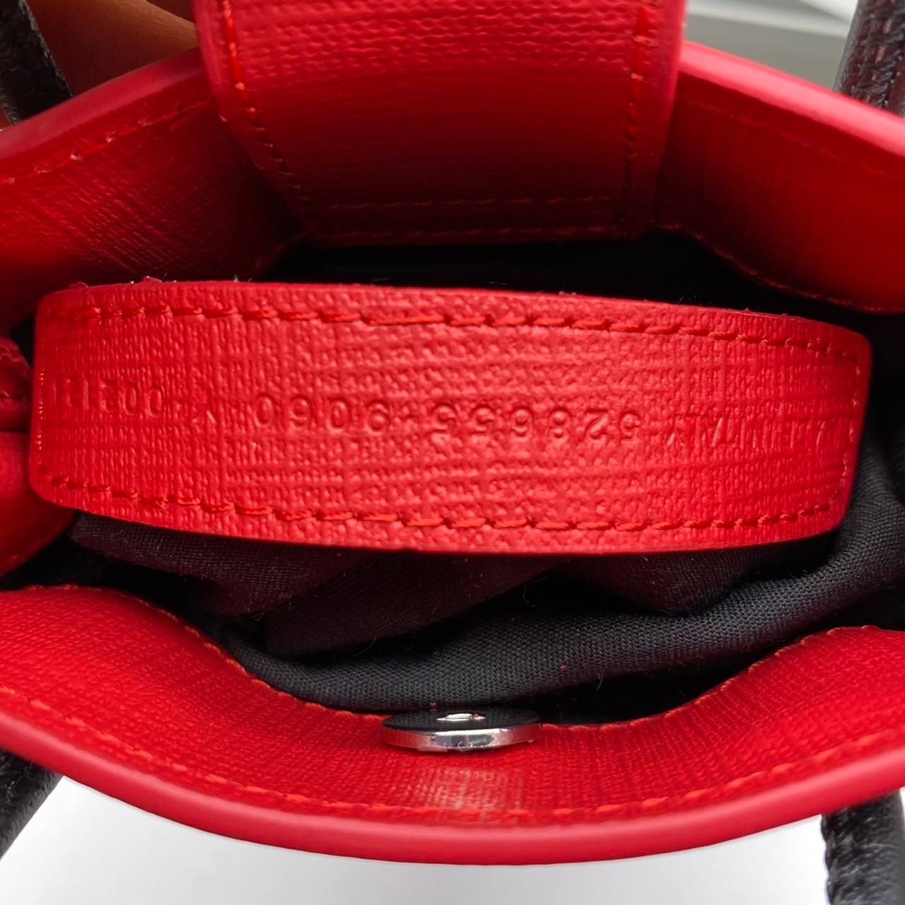 หนังแท้ BALENCIAGA Shopping Phone Pouch leather tote พกกระเป๋าช้อปปิ้งขนาดมินิ ไปทุกที่ในฤดูกาลนี้ ดีไซน์ที่ใช้ได้ทุกวันตั้งแต่หนังแบบมีเท็กซ์เจอร์ ภาพสินค้าถ่ายจากงานขายจริง ใช้งานต่างประเทศได้