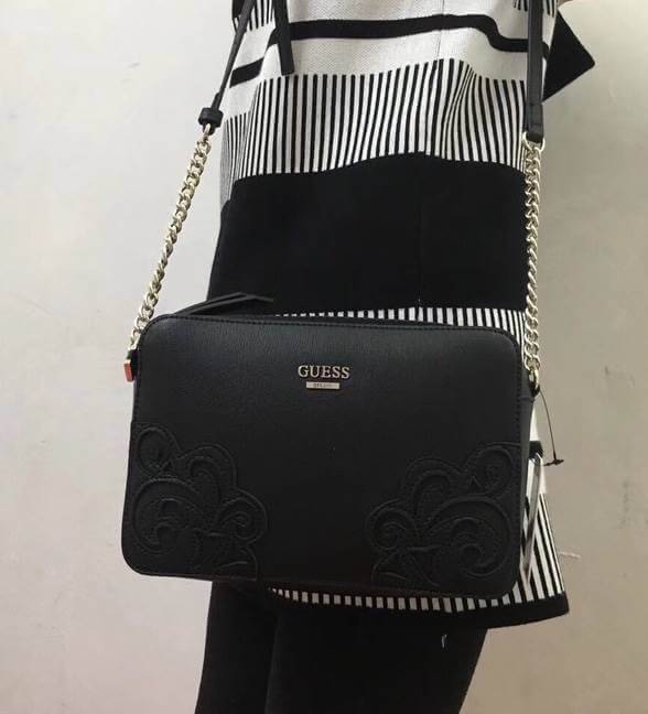 GUESS CROSSBODY/SHOULDER DEVYN BAG 2018 New arrival กระเป๋าสะพายไหล่หรือ crossbody วัสดุหนัง น้ำหนักเบา ด้านหน้างานปักหนังลายดอกไม้เพิ่มดีเทล เปิดปิด กระเป๋าด้วยซิปแบบหนัง+พร้อมลูกกุญห้อย ด้านในโล่ง และมี ช่องซิปหนึ่งช่อง พร้อมช่องใส่นามบัตร 2 ช่องค่ะ ผ้า