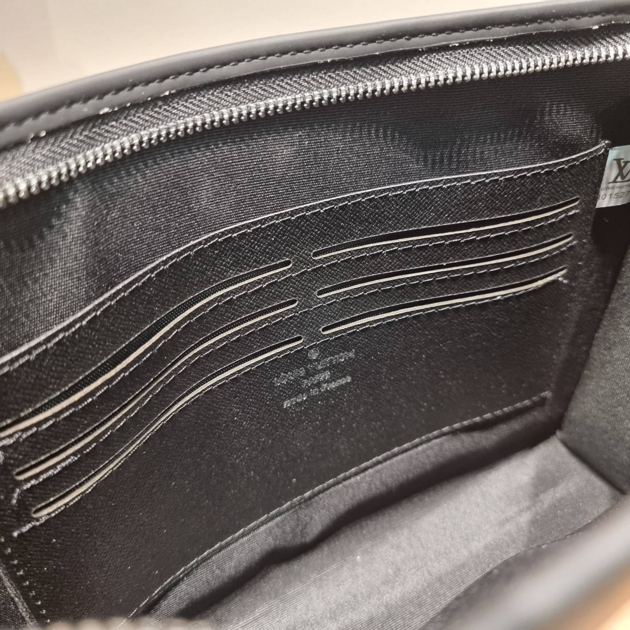 LV POCHETTE VOYAGE SET BAG / LV gift box สุดยอดไอเท็มใน box set ที่เหมาะแก่การเก็บสะสม หรือจะส่งให้เป็นของขวัญในช่วงปีใหม่ก็ดีงามที่สุด จัดให้ทั้งกระเป๋าคลัทช์สีคลาสสิค กระเป๋าเก็บกุญแจ ที่จัดสรรให้พกพาได้ง่ายไม่เกะกะ และเข็มขัดเข้าเซ็ทคุมโทนได้ดีเยี่ยม แ