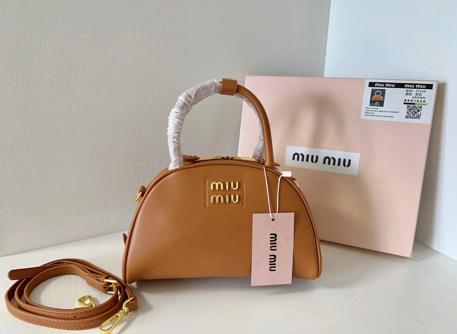 MIU MIU HALF-MOON TOP HANDLE BAG / Patent leather bowling bag / Miu Miu Leather top-handle bag กระเป๋าทรงพระจันทร์เสี้ยว หนังนิ่ม ลื่นเงา ตัดกับอะไหล่ทองได้ลงตัว