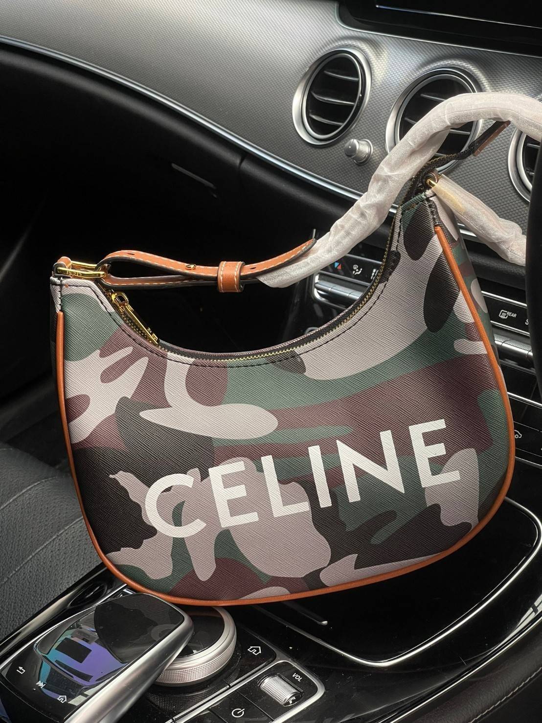 VIP 】Celine Ava Bag In Canvas With Camouflage And Celine Print รุ่นนี้ออกแนวสายลุยแต่ยังคงความคลาสสิกทั้งลายที่แสนโดดเด่น และสายแบบเข็มขัดก็เข้ากันได้ดีสุด ๆลวดลายcamo แบบสะดุดตา การใช้งานไม่ซับซ้อน ตอบโจทย์สำหรับหากสาว ๆ คนไหนที่กำลังมองหากระเป๋าสะพายไหล