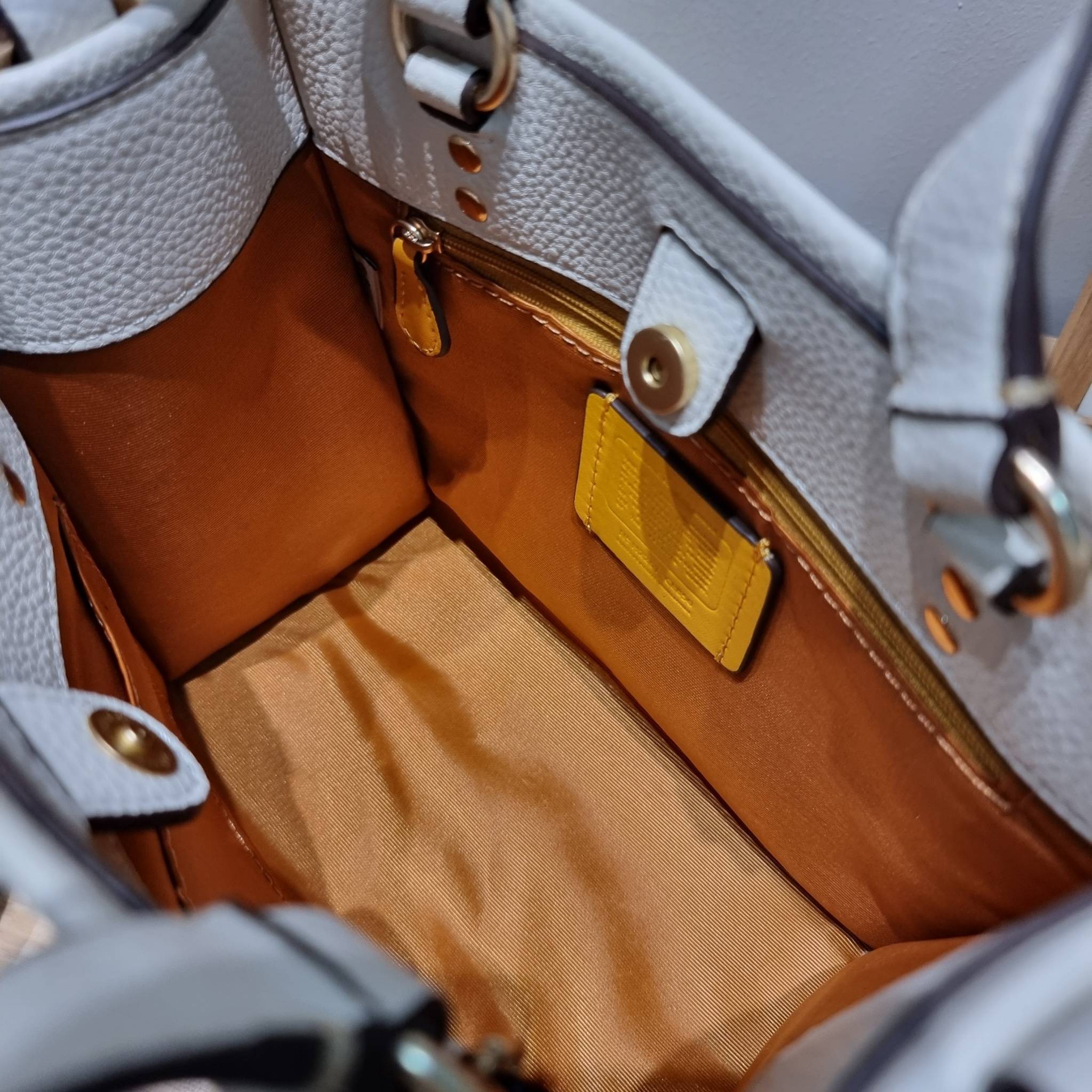 Coach X Peanuts Dempsey Tote 22 With Snoopy And Friends Motif CE850 คอลเลคชั่นใหม่ น้องน่ารักเกินต้านไปมาก!! กับกระเป๋าทรงโท้ท ไซส์กำลังสวย ดีไซน์ ลายการ์ตูนยอดฮิต ที่ใครๆก็ต้องรู้จัก พิมพ์คมชัดลงบนหนัง pepble ผิวสัมน่าใช้ ปากกระเป๋ามีกระดุมแม่เหล็กปิดกัน