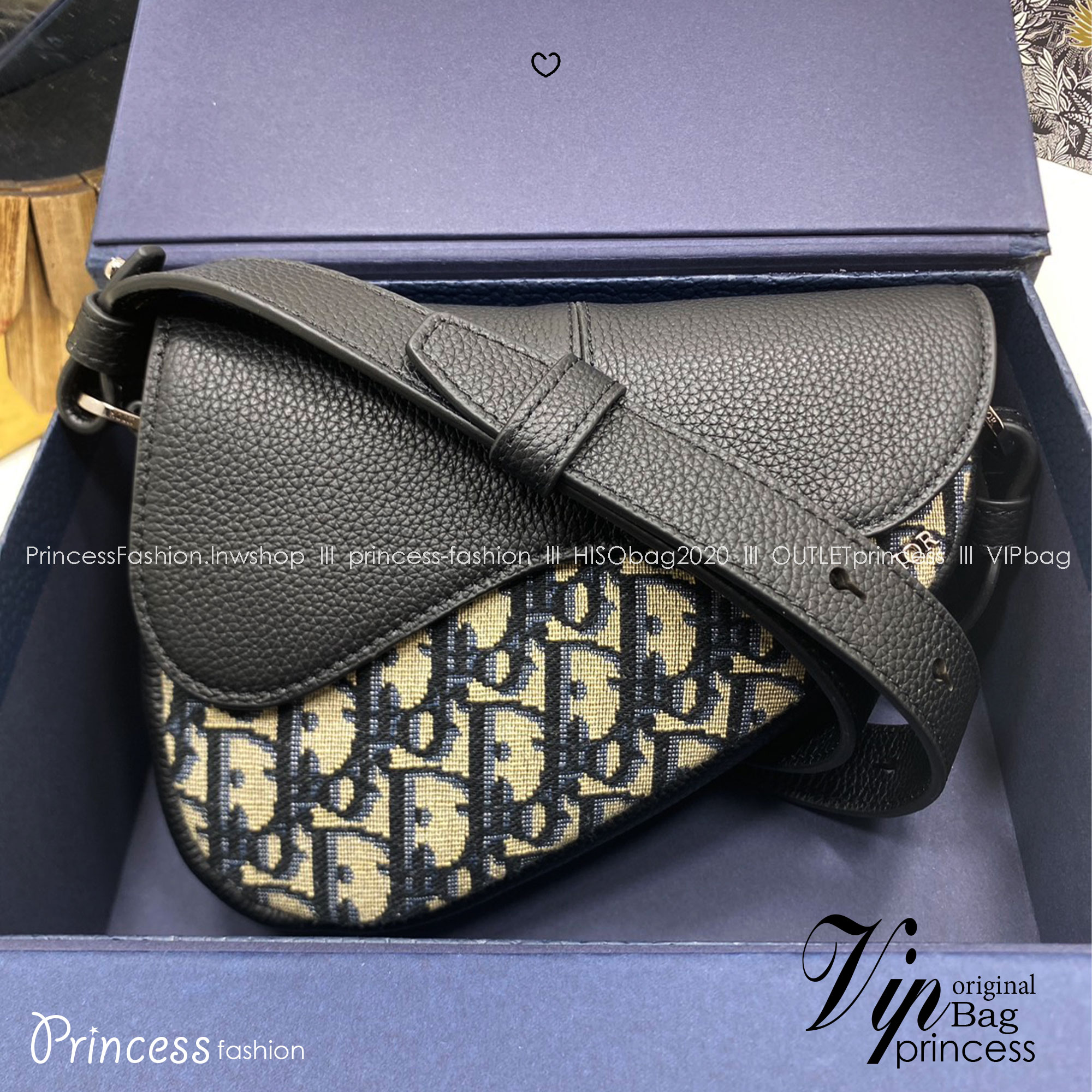 ORI หนังแท้ | DIOR Mini Saddle Bag กระเป๋าสะพาย คาดอก ผ้าแจ็กการ์ดลาย Oblique สีเบจและสีดำ นำเสนอมุมมองใหม่ให้กับดีไซน์ไอคอนิกด้วยรูปทรงที่ทันสมัย