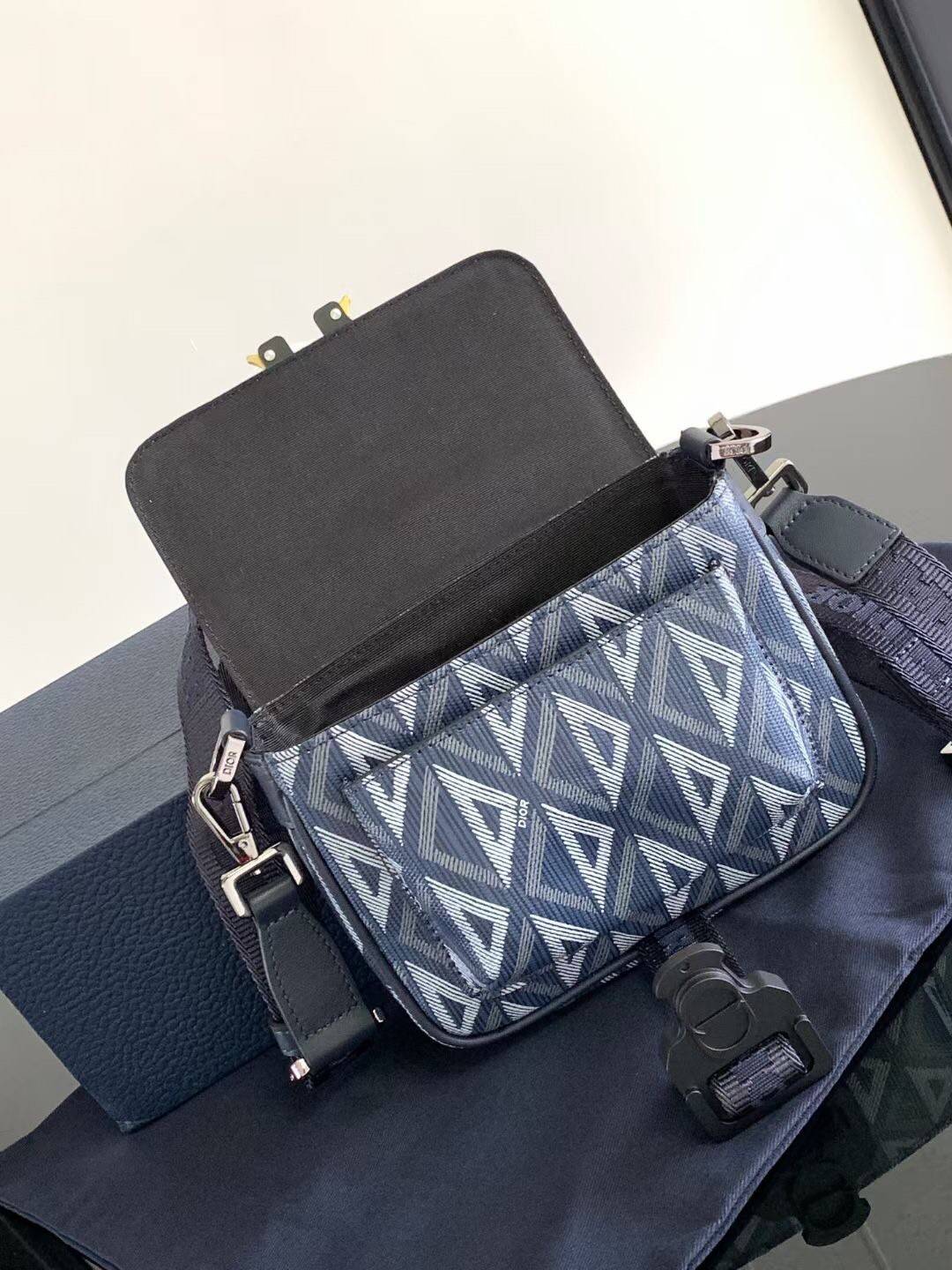 MINI DIOR HIT THE ROAD BAG / Dior Mini Messenger Bag / CD Diamond Messenger Bag ท็อปออริสลับแท้ เกรดดีสุด พร้อมส่ง กระเป๋าสะพาย รุ่นใหม่ล่าสุดคอล Summer 2023 ที่หนุ่มๆไม่ควรพลาด สวยหรูหราเป็นเอกลักษณ์แบรนด์