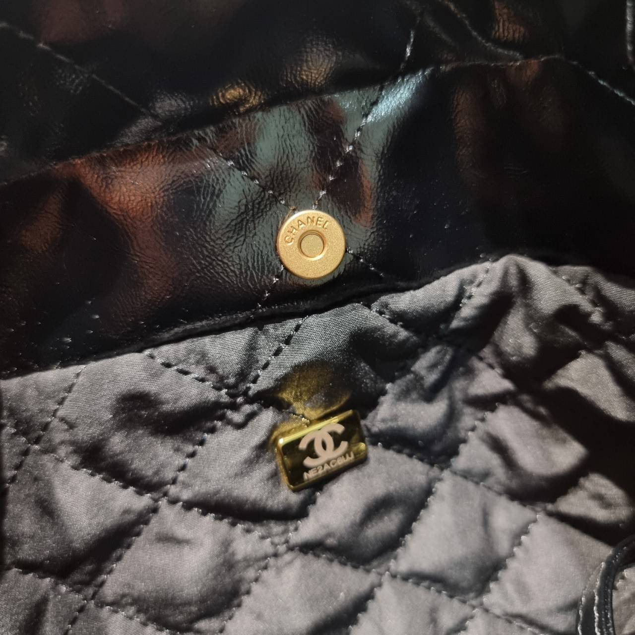 Chanel 22 horizontal bag แรงเกินต้านที่สุดกับไอเท็มนี้ ที่สาวๆหรือใครๆก็ต้องมี มาในไซส์ใหญ่ รูปทรงใช้ง่ายขึ้น แต่ยังจุได้หนักๆเหมือนเดิม ดูหรูหรา เกินเรื่องที่สุด