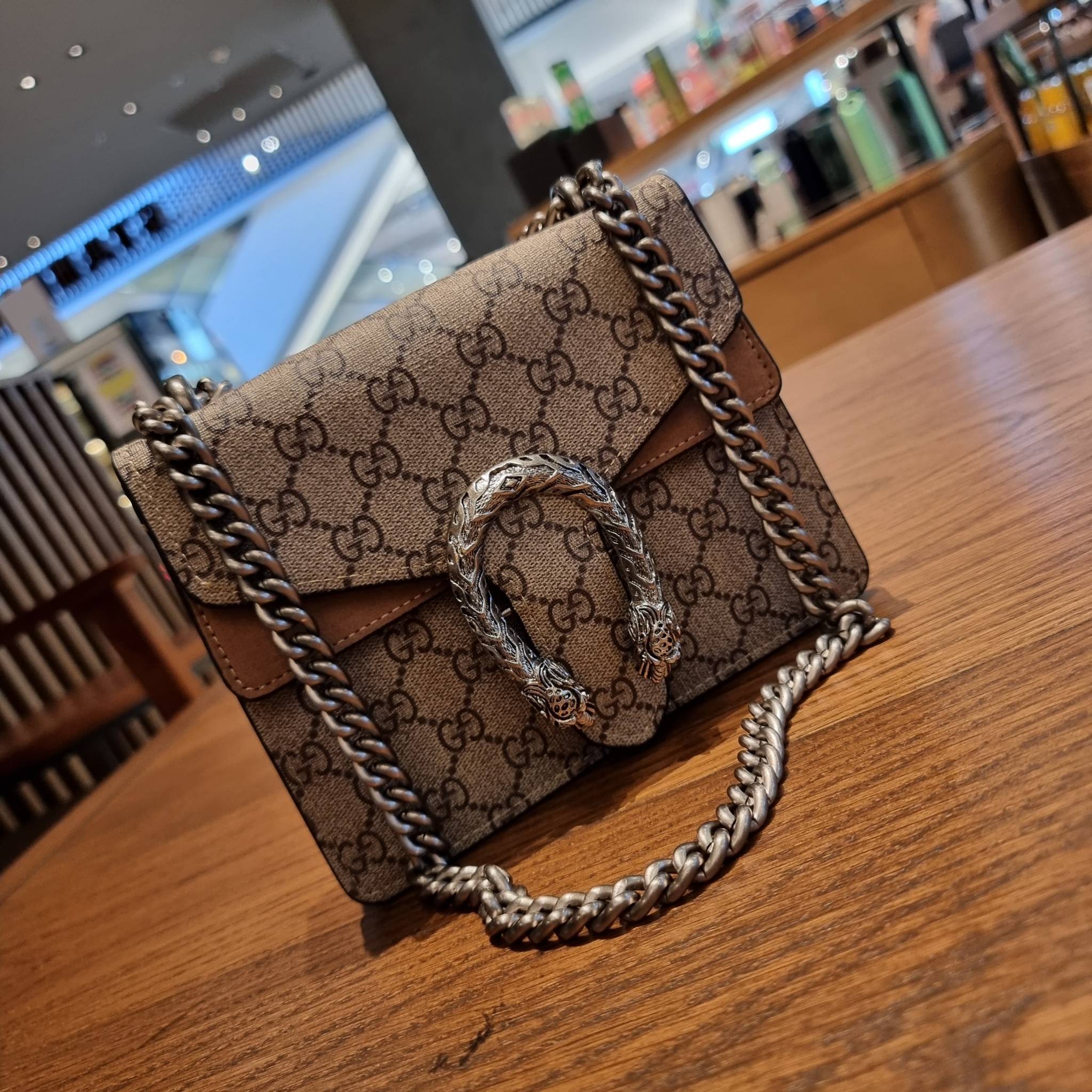Gucci Mini Dionysus GG Shoulder Bag น้องมินิ ไซส์เล็กสุดเลิศ จัดให้แล้วจ้า!! ฮอตสุดไม่มีใครเกิน สวยจริงไม่ทิพย์!! GC CROSSBODY BAG WITH GWP สุดคุ้มกับกระเป๋าสะพายรุ่นที่สาวๆต้องไม่พลาด!! ดึงดูดและสะกดสายตาด้วยอะไหล่ดีเทลหรูรูปหัวสิงโต วัสดุหนังแคนวาส ทนทา