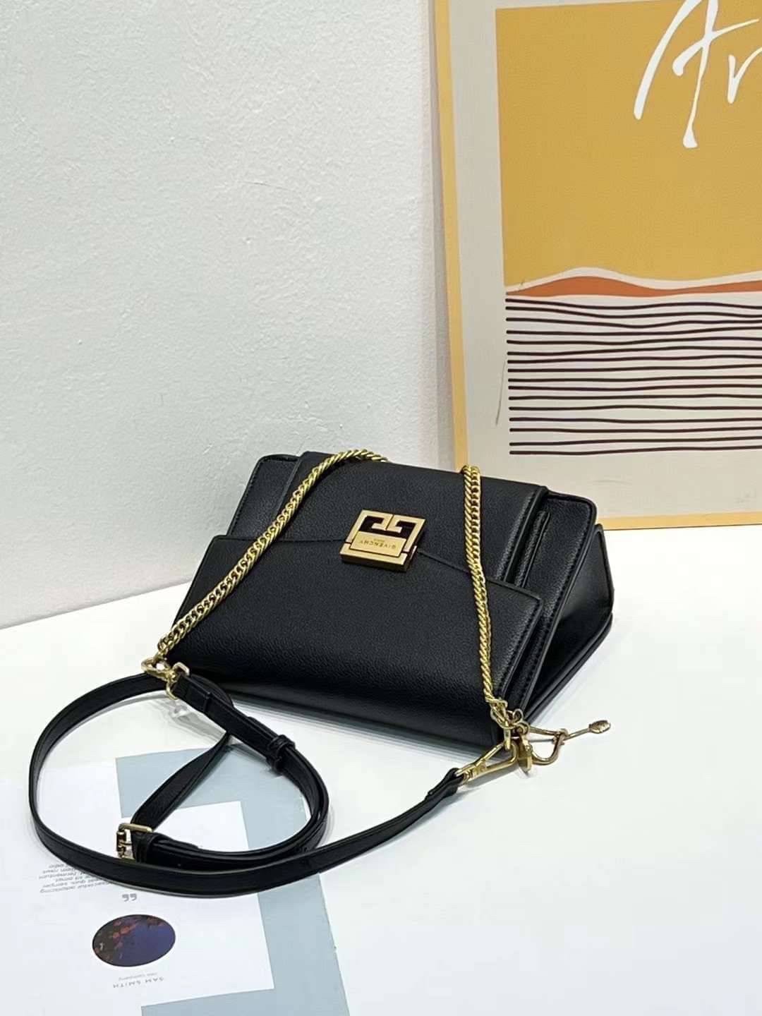 Givenchy GV3 Small Leather 25cm รุ่นยอดนิยม กระเป๋าสะพายหนัง เปิดหน้า อะไหล่ทอง งานสวยเป๊ะอะไหล่ปั้มทุกจุดสวยหรู ดูเป็นคนมีเทสดีเลยค่าา ดีไซน์คือสวยมีคลาส มีระดับสุดๆ พร้อมสายโซ่อะไหล่ทอง ละมุนตามากค่าา