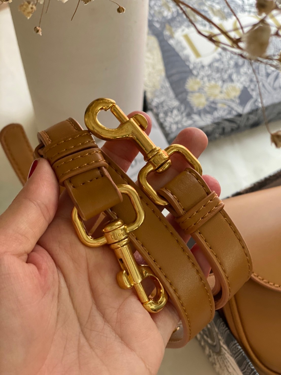 หนังแท้ DIOR BOBBY EAST-WEST BAG พร้อมส่งที่ไทย งานหนังแท้ทั้งใบเกรดออริจินอล ภาพสินค้าถ่ายจากงานขายจริง ใช้งานต่างประเทศได้ รุ่นใหม่ในฤดูกาลนี้ เพิ่มความทันสมัยให้กับซิลลูเอทของ Hobo ผ่านเส้นสายที่สง่างามและสัดส่วนที่กลมกลืนกัน สไตล์หนังลูกวัว โดดเด่นด้ว