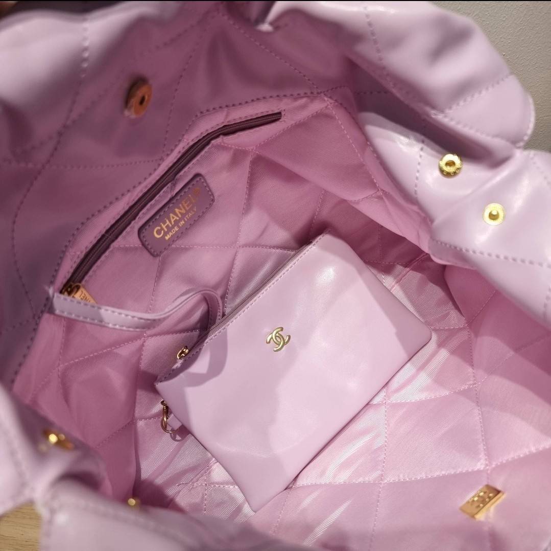 Chanel 22 bag เกินต้านที่สุดกับไอเท็มนี้ ที่สาวๆหรือใครๆก็ต้องมีแล้ว!! แค่เห็นก็หลงรัก กระเป๋าทรงสวย ดีเทลเรียบแต่มีความหรูแอบซ่อนอยู่ ด้วยดีไซน์สายสะพายโซ่สีทอง และโลโก้อันโดดเด่น