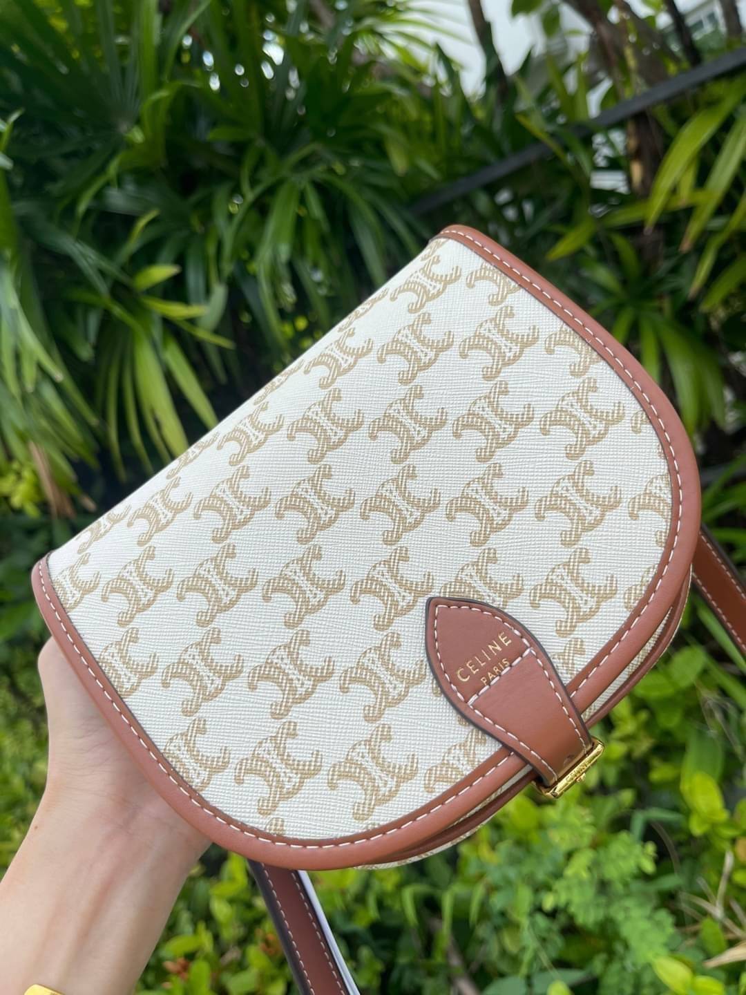 CELINE MEDIUM FOLCO BAG IN TRIOMPHE CANVAS หากใครที่กำลังมองหากระเป๋าสะพายข้าง ขนาดกะทัดรัด และเรียบหรู ต้องใบนี้เลยค่ะ เป็นกระเป๋าเปิดปิดแบบแบบฝาผับที่มีรูปทรงโค้งและที่ล็อกรูปทรงคล้ายเข็มขัด อีกทั้งยังสะท้อนความสวยสไตล์สาวปารีสได้อีกด้วย ด้านในของรุ่นนี