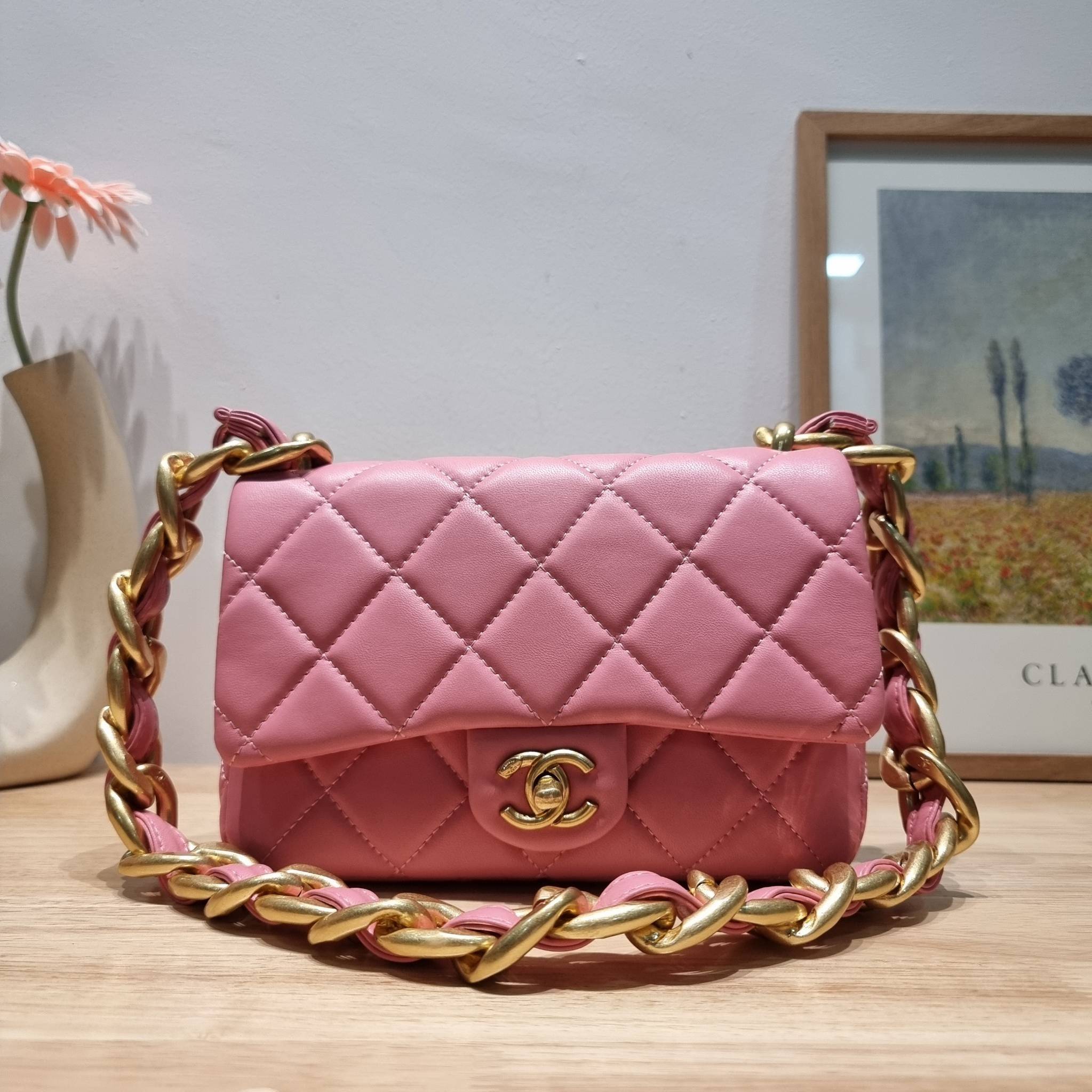 Chanel chunky chain bag สวยฟาดย้อนยุคความหรู ในราคาที่จับต้องได้ กับกระเป๋าสะพายไหล่ ไซส์กำลังสวย โดดเด่นด้วยสายสะพายโซ่สลับหนังเส้นใหญ่ ทนทาน ดูแพง