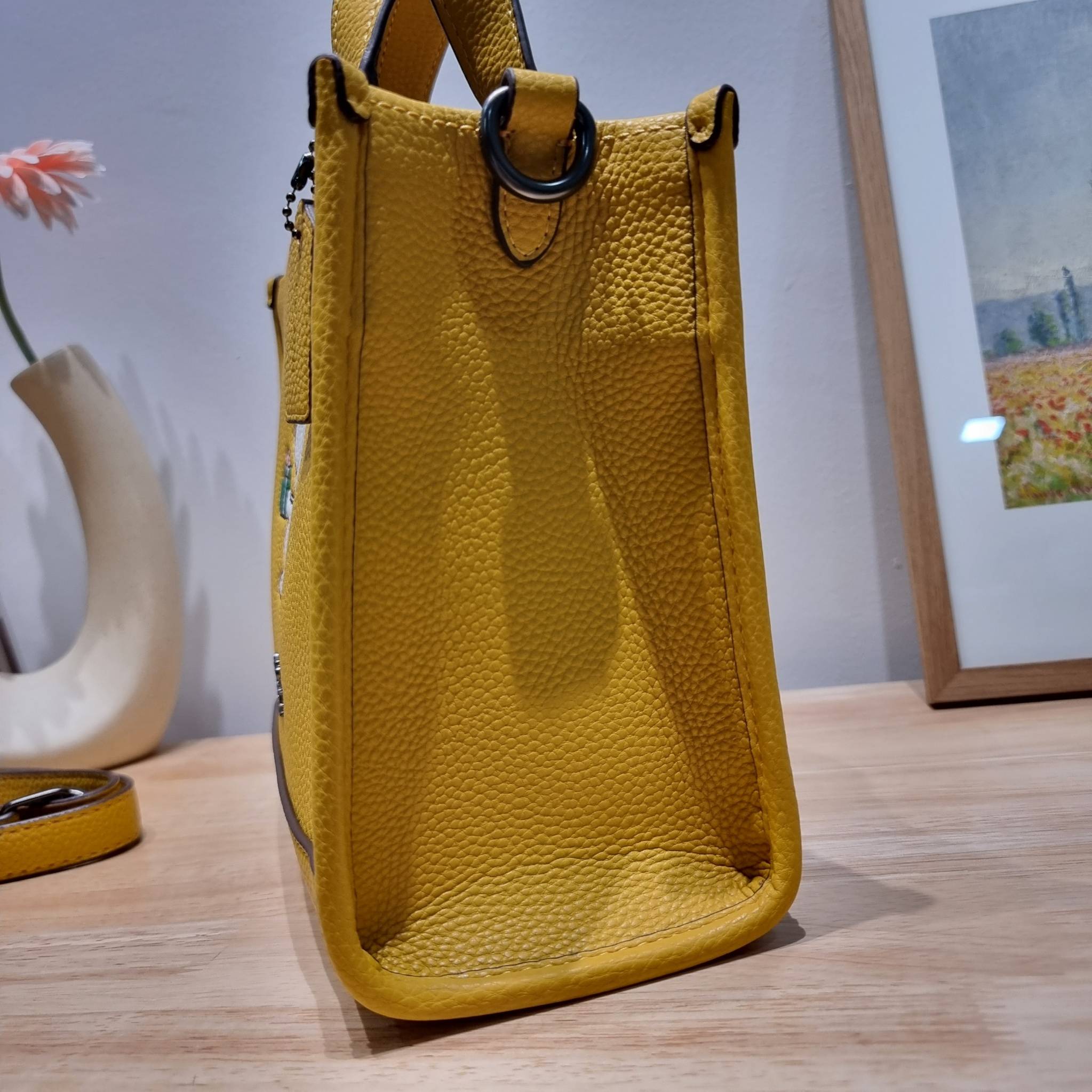 coach x peanuts dempsey tote 22 with snoopy present motif CE918 คอลเลคชั่นใหม่ น้องน่ารักเกินต้านไปมาก!! กับกระเป๋าทรงโท้ท ไซส์กำลังสวย ดีไซน์ ลายการ์ตูนยอดฮิต ที่ใครๆก็ต้องรู้จัก พิมพ์คมชัดลงบนหนัง pepble ผิวสัมน่าใช้ ปากกระเป๋ามีกระดุมแม่เหล็กปิดกันของห