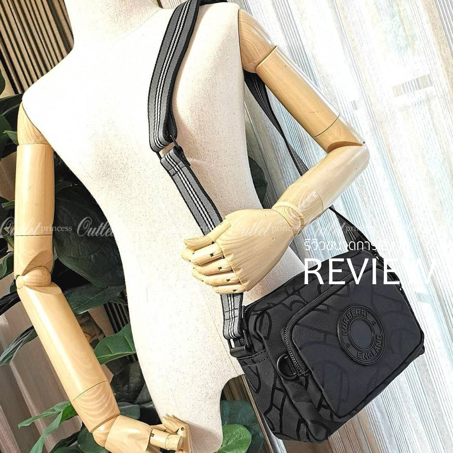 BURBERRY FRAGRANCES MONOGRAM CROSSBODY BAG VIP GIFT WITH PURCHASE (GWP) พรีเมี่ยมกิ๊ฟ Limited จากน้ำหอม BURBERRY 100% POLYAMIDE (Nylon & Canvas) ลาย Monogram น้ำหนักเบา มีโลโก้ด้านหน้าเปิดปิดด้วยซิปหัวซิปแบรนด์ ด้านหน้ามีช่องซิป ด้านหลังมีช่องใส่ของ ภายใน