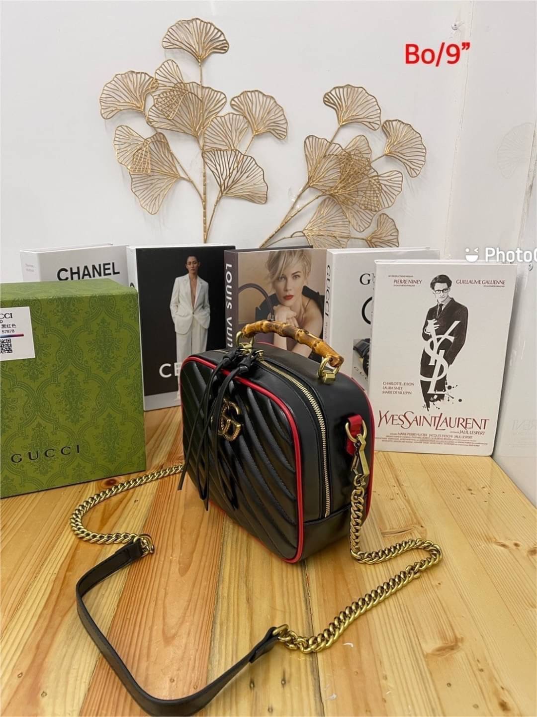 GUCCI GG MARMONT WITH BAMBOO / Gucci bamboo handle Marmont shoulder bag กระเป๋าสะพายดีไซน์ล้ำ โดดเด่นด้วยรูปทรงและมือจับ bamboo ที่ไม่เหมือนใคร สีโทนดำตัดขอบแดง โดดเด่น ใช้งานได้ทุกสถานการณ์ หยิบใช้วันไหนๆ ก็ตอบโจทย์ได้หมดน้า