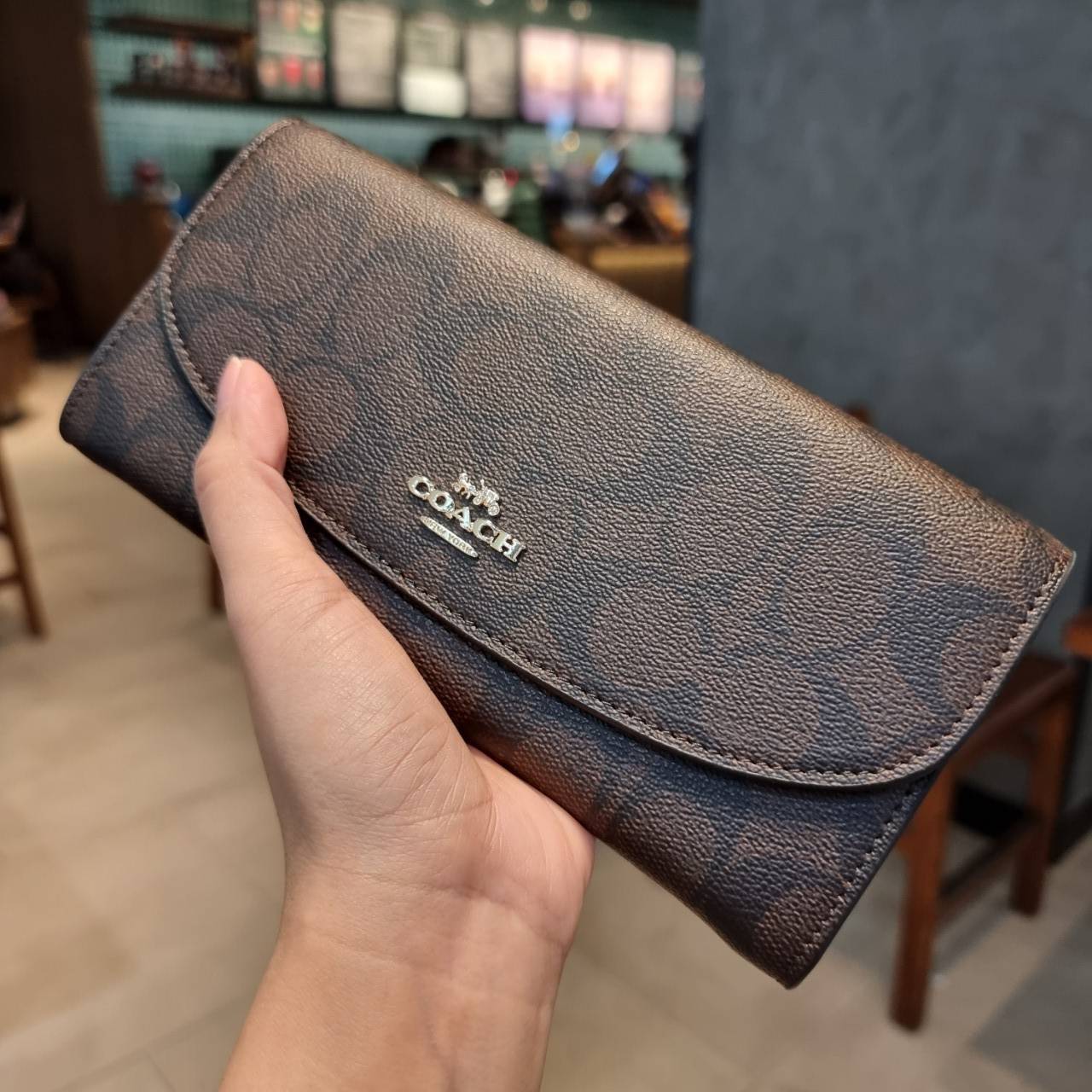 COACH F52601 POP SLIM ENVELOPE WALLET IN SIGNATURE รุ่นขายดี ขายหมด!! รุ่นหายาก!! เติมสต็อคจ้า!! กระเป๋าสตางค์รุ่นฝาพับ ดีไซน์เรียบหรู คลาสสิค ใช้งานง่ายและสะดวกมากๆ ด้วยซองซิปที่เสียบด้านหลัง ถอดแยกออกมาใช้ได้ หรือเอาออก พกกระเป๋าเดี่ยวๆก็ได้ ถือใบนี้ดูไ