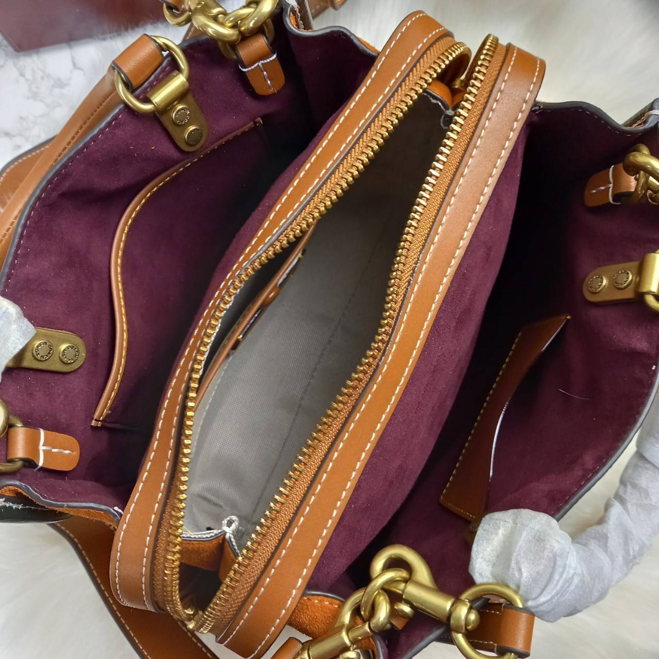 OUTLET 】COACH ROGUE 25 IN COLORBLOCK (C5575) ที่สุดแห่งความหรูหรา สุดคลาสสิค 🌺กระเป๋าหนังแท้คุณภาพเยี่ยม สัมผัสนิ่มละมุนจนต้องหลงรัก ด้านข้างเพิ่มความสวยเก๋ด้วยหนังกลับ อยู่ทรงสุดสวย น่าใช้ น่ามอง จนใครๆต้องเหลียวหลังตาม//ด้านในมี 2 ช่องกว้าง กับอ