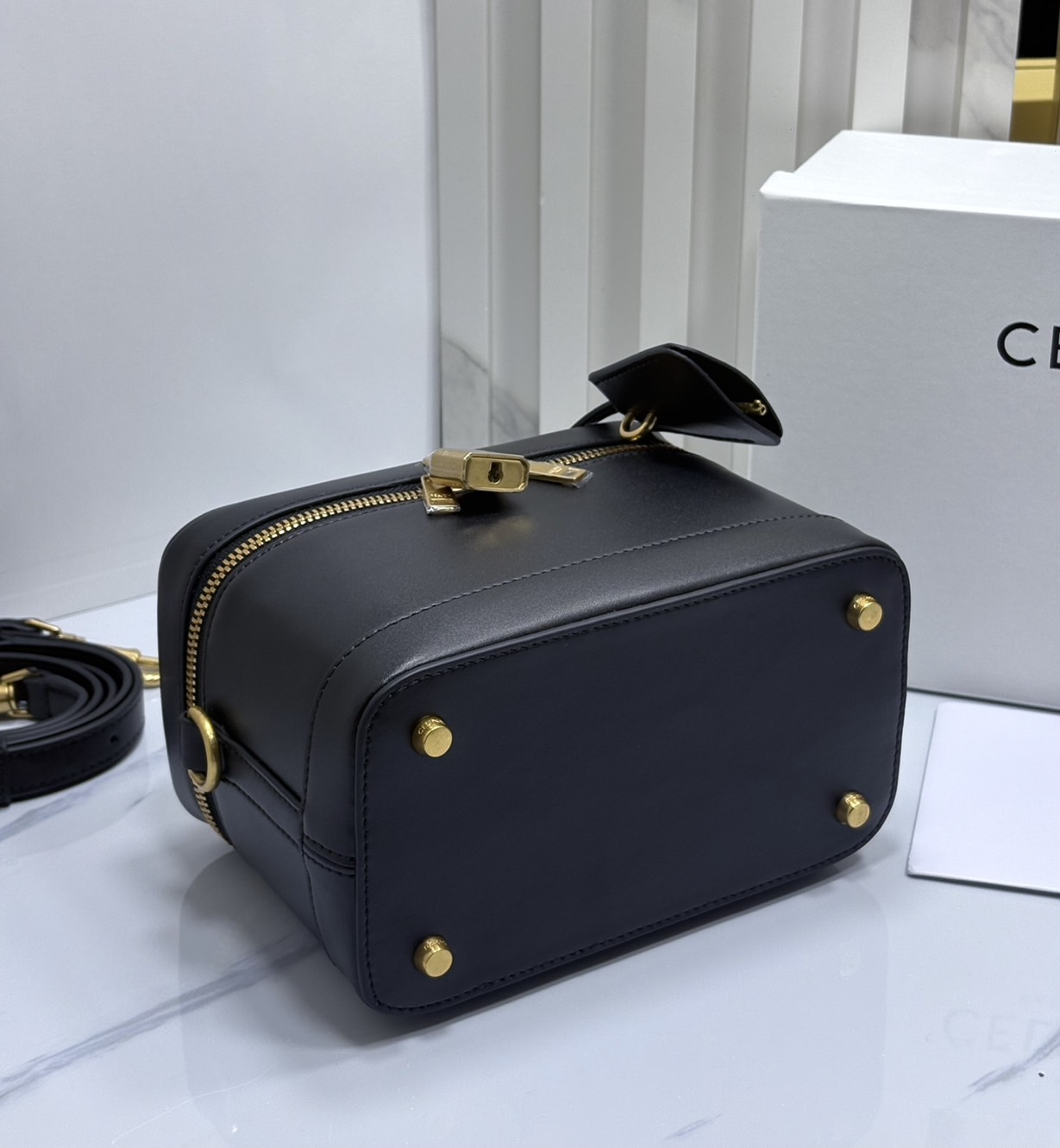 ORI หนังแท้ | CELINE VANITY BAG พลาดไม่ได้เลยกับคอลสุดคิ้ว กับกระเป๋าถือ/สะพายได้ทรงกล่อง ใช้สะพายได้ทุกวันอย่างคล่องตัวดีไซน์ใหม่สวยลาสสิค